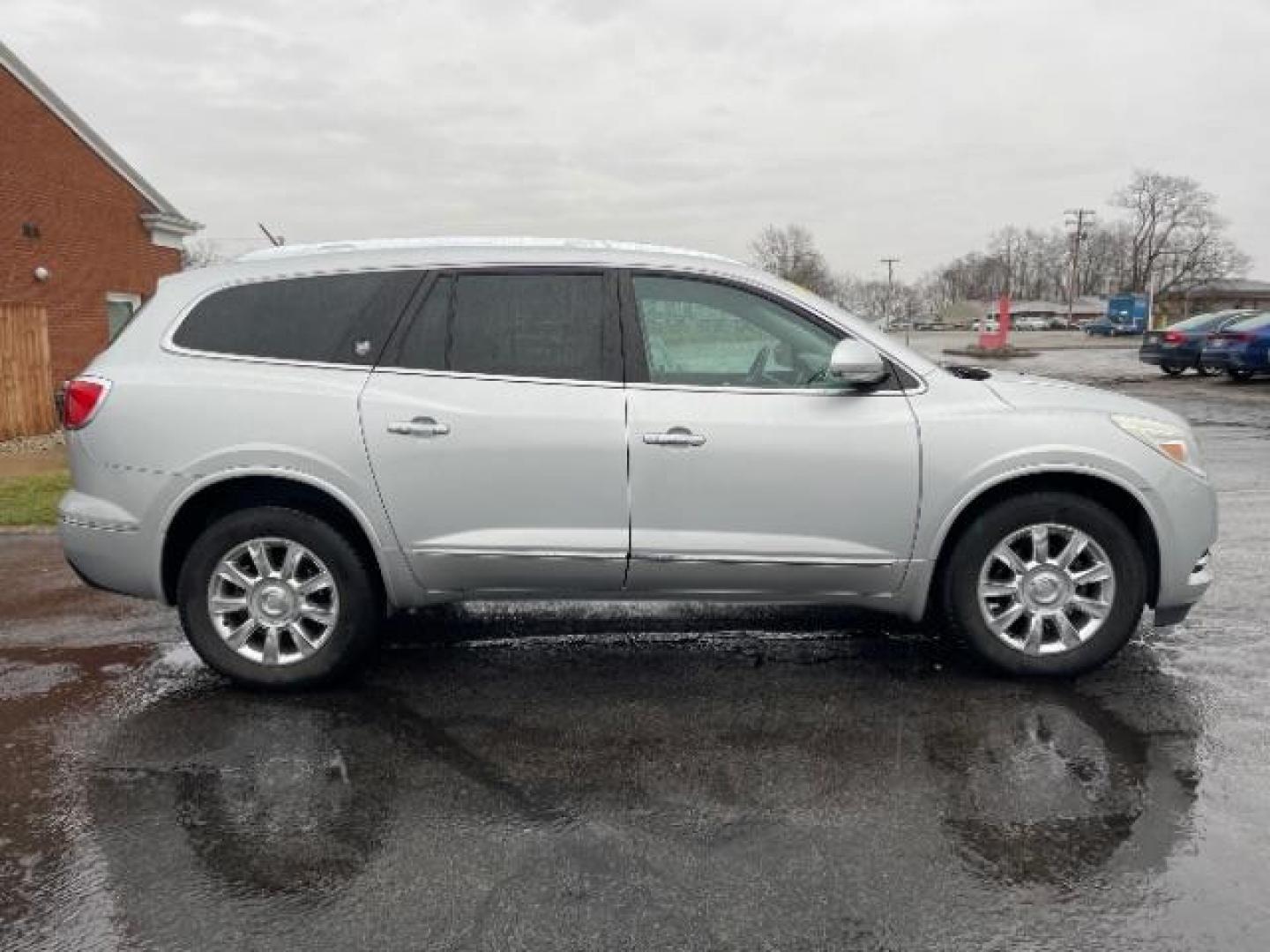 2014 Quicksilver Metallic Buick Enclave Leather FWD (5GAKRBKD4EJ) with an 3.6L V6 DOHC 24V engine, 6-Speed Automatic Overdrive transmission, located at 1951 S Dayton Lakeview Rd., New Carlisle, OH, 45344, (937) 908-9800, 39.890999, -84.050255 - Photo#5