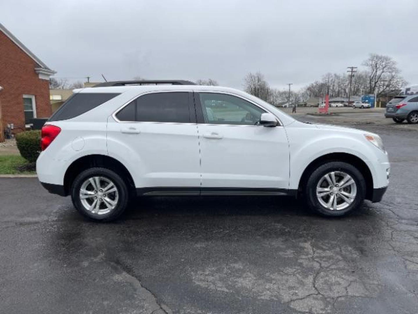 2014 White Diamond Tricoat Chevrolet Equinox 2LT 2WD (2GNALCEK5E6) with an 2.4L L4 DOHC 16V FFV engine, 6-Speed Automatic transmission, located at 1099 N County Rd 25A, Troy, OH, 45373, (937) 908-9800, 40.057079, -84.212883 - Photo#3