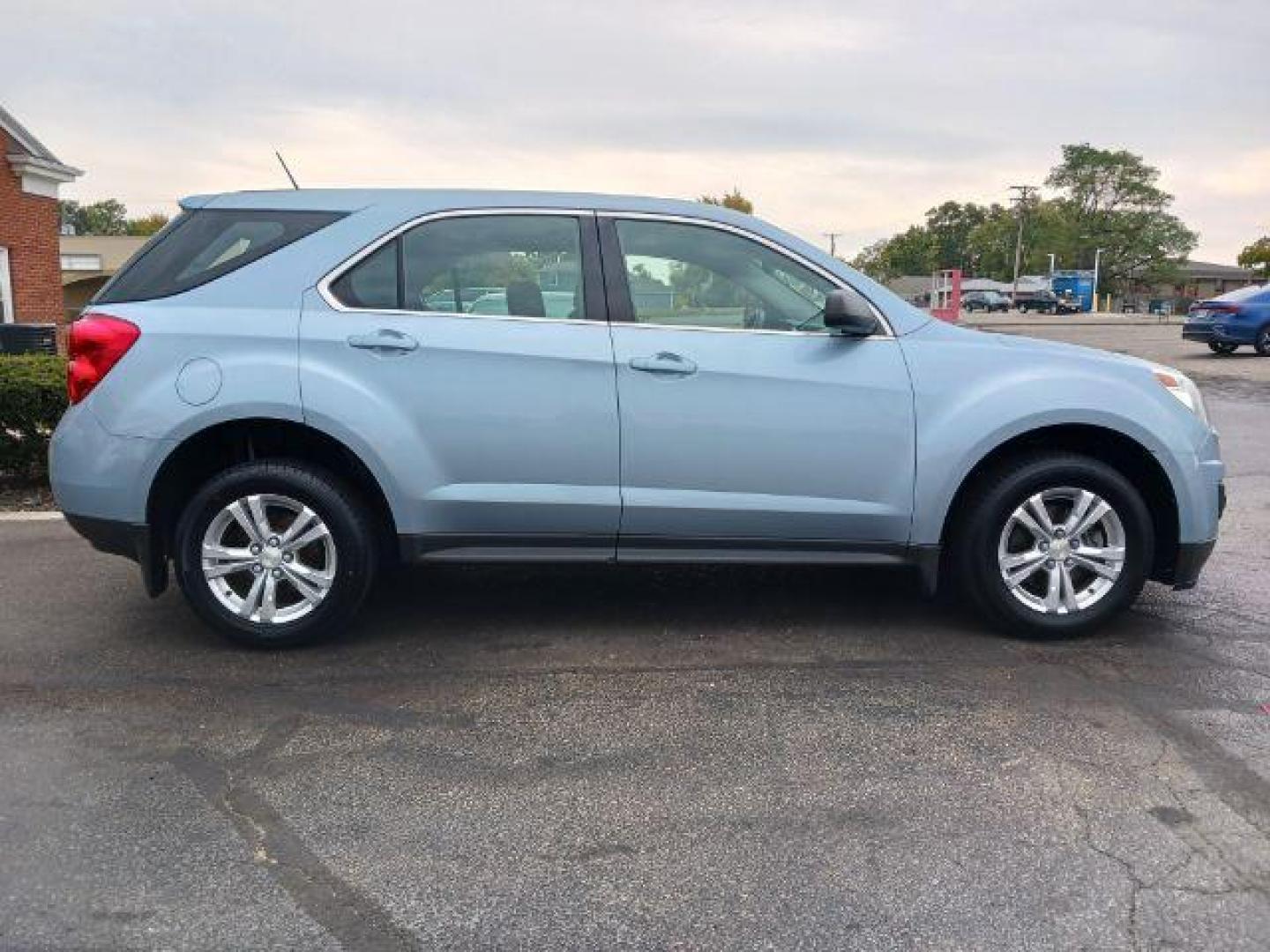 2014 Atlantis Blue Metallic Chevrolet Equinox LS 2WD (2GNALAEK6E6) with an 2.4L L4 DOHC 16V FFV engine, 6-Speed Automatic transmission, located at 1184 Kauffman Ave, Fairborn, OH, 45324, (937) 908-9800, 39.807072, -84.030914 - Photo#4