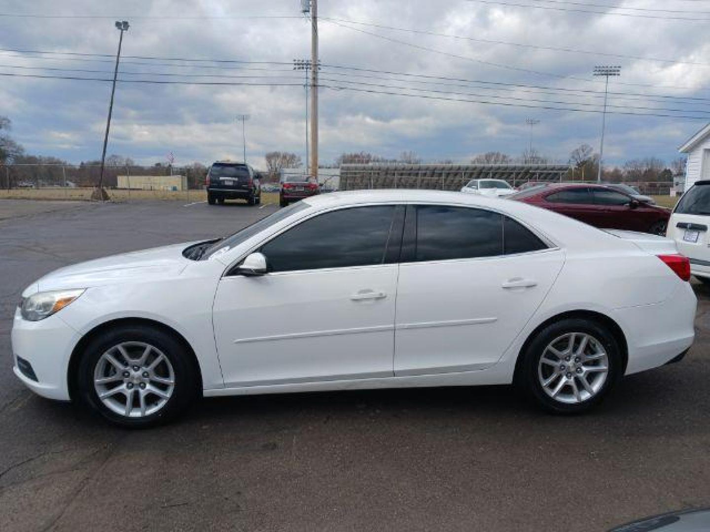 2014 Summit White Chevrolet Malibu 1LT (1G11C5SL3EF) with an 2.5L L4 DOHC 16V engine, 6-Speed Automatic transmission, located at 1230 East Main St, Xenia, OH, 45385, (937) 908-9800, 39.688026, -83.910172 - Photo#3