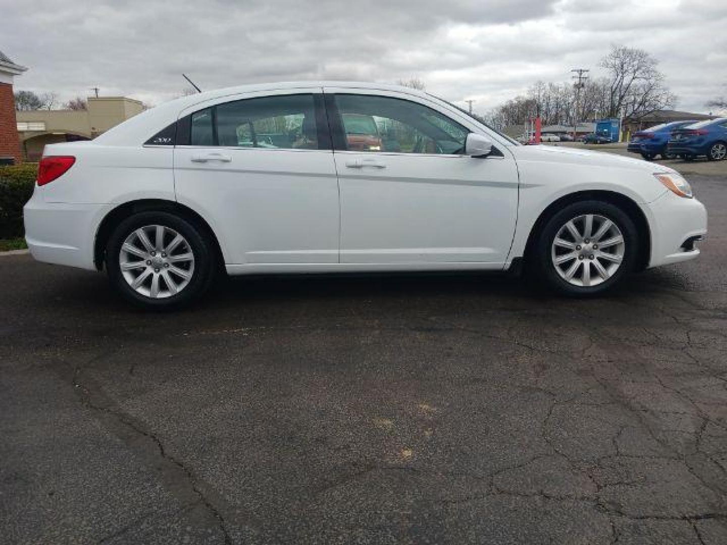 2014 Bright White Clearcoat Chrysler 200 Touring (1C3CCBBG1EN) with an 3.6L V6 DOHC 24V FFV engine, 6-Speed Automatic transmission, located at 1951 S Dayton Lakeview Rd., New Carlisle, OH, 45344, (937) 908-9800, 39.890999, -84.050255 - Photo#3