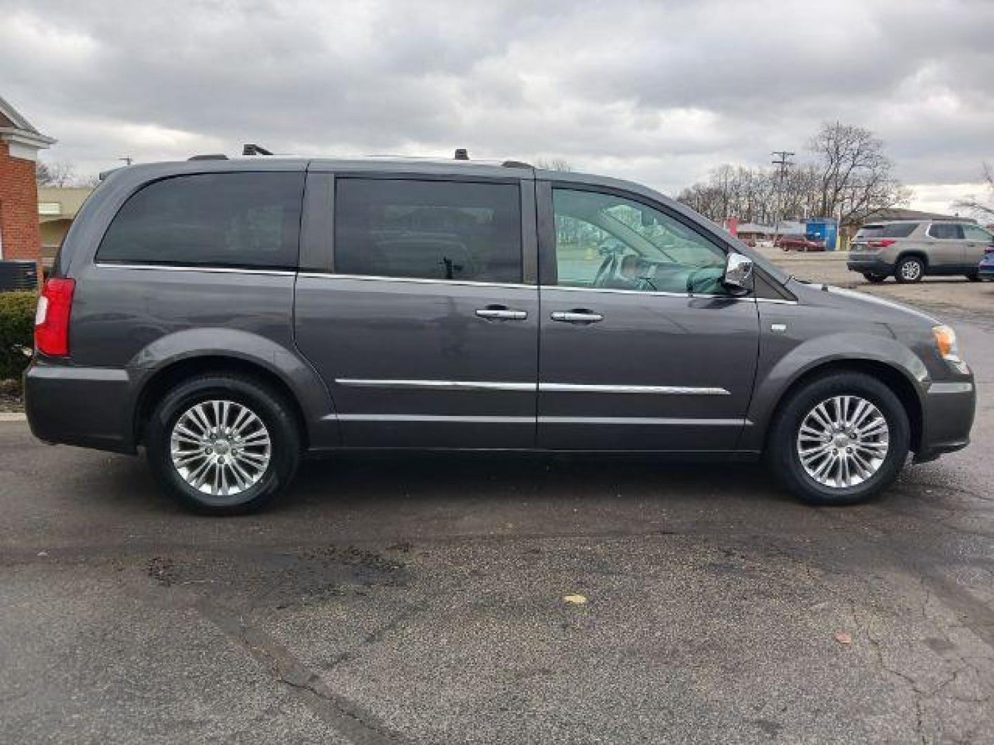 2014 Granite Crystal Met CC Chrysler Town and Country Touring-L (2C4RC1CG8ER) with an 3.6L V6 DOHC 24V engine, 6-Speed Automatic transmission, located at 401 Woodman Dr, Riverside, OH, 45431, (937) 908-9800, 39.760899, -84.123421 - Photo#4