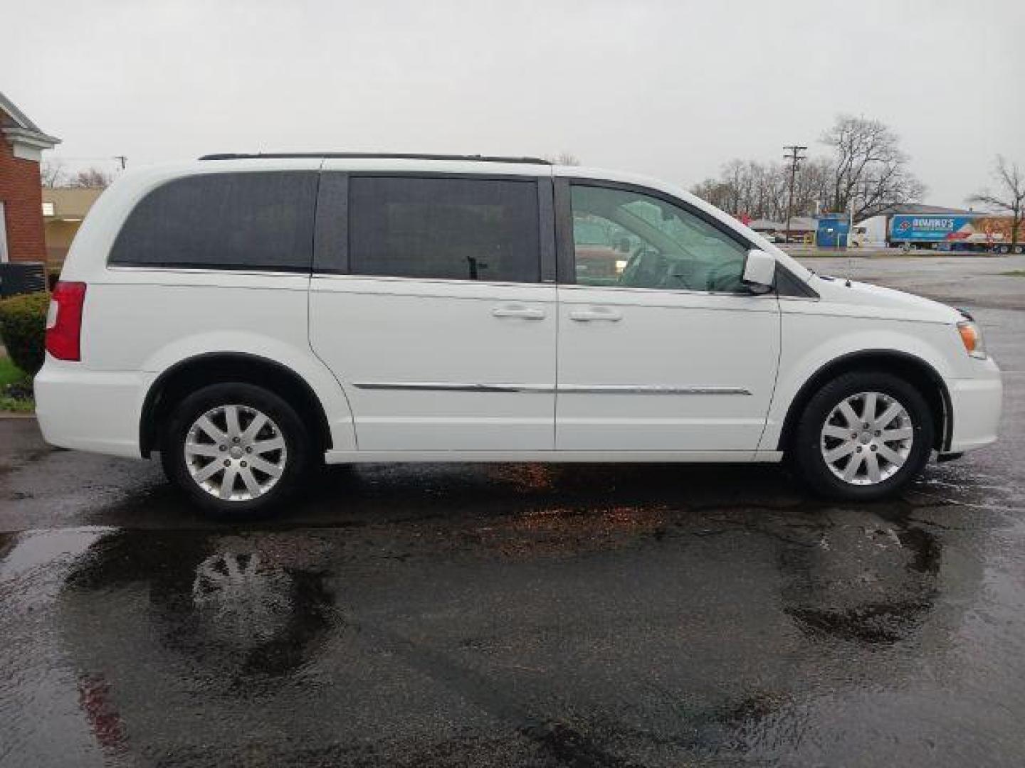 2014 Bright White Clearcoat Chrysler Town and Country Touring (2C4RC1BG5ER) with an 3.6L V6 DOHC 24V engine, 6-Speed Automatic transmission, located at 1230 East Main St, Xenia, OH, 45385, (937) 908-9800, 39.688026, -83.910172 - Photo#4