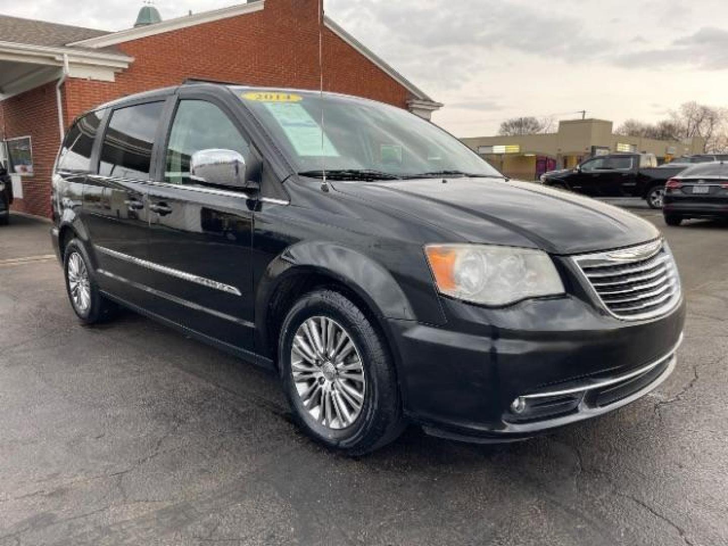 2014 Chrysler Town and Country Touring-L (2C4RC1CG7ER) with an 3.6L V6 DOHC 24V engine, 6-Speed Automatic transmission, located at 1230 East Main St, Xenia, OH, 45385, (937) 908-9800, 39.688026, -83.910172 - 2014 Chrysler Town and Country Touring-L - Photo#13