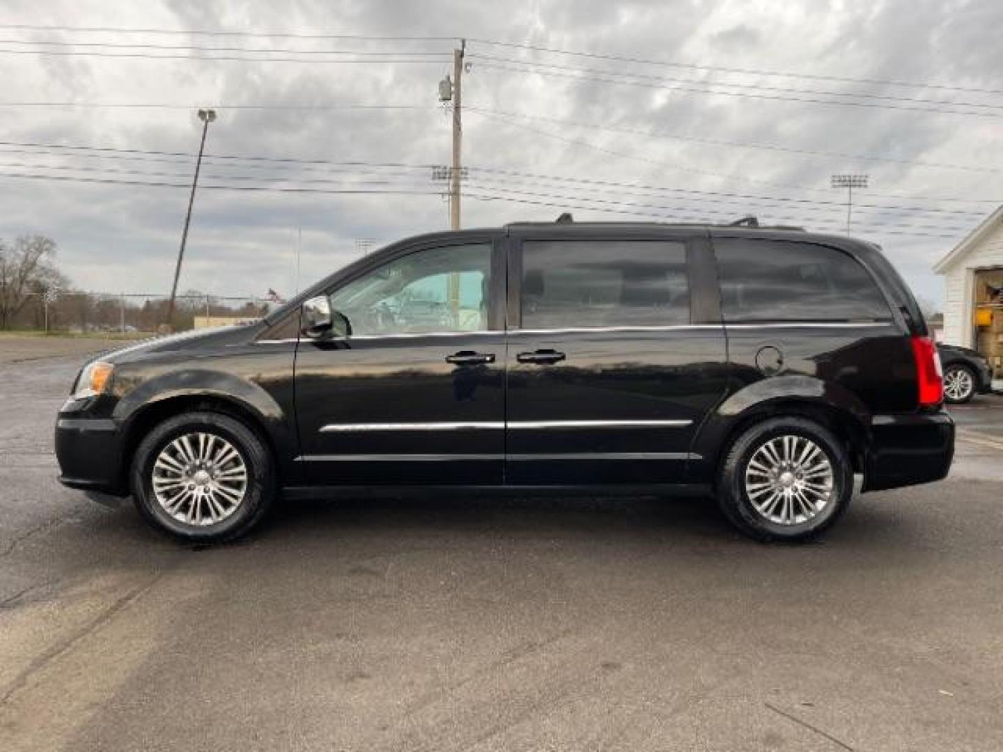 2014 Chrysler Town and Country Touring-L (2C4RC1CG7ER) with an 3.6L V6 DOHC 24V engine, 6-Speed Automatic transmission, located at 1230 East Main St, Xenia, OH, 45385, (937) 908-9800, 39.688026, -83.910172 - 2014 Chrysler Town and Country Touring-L - Photo#17