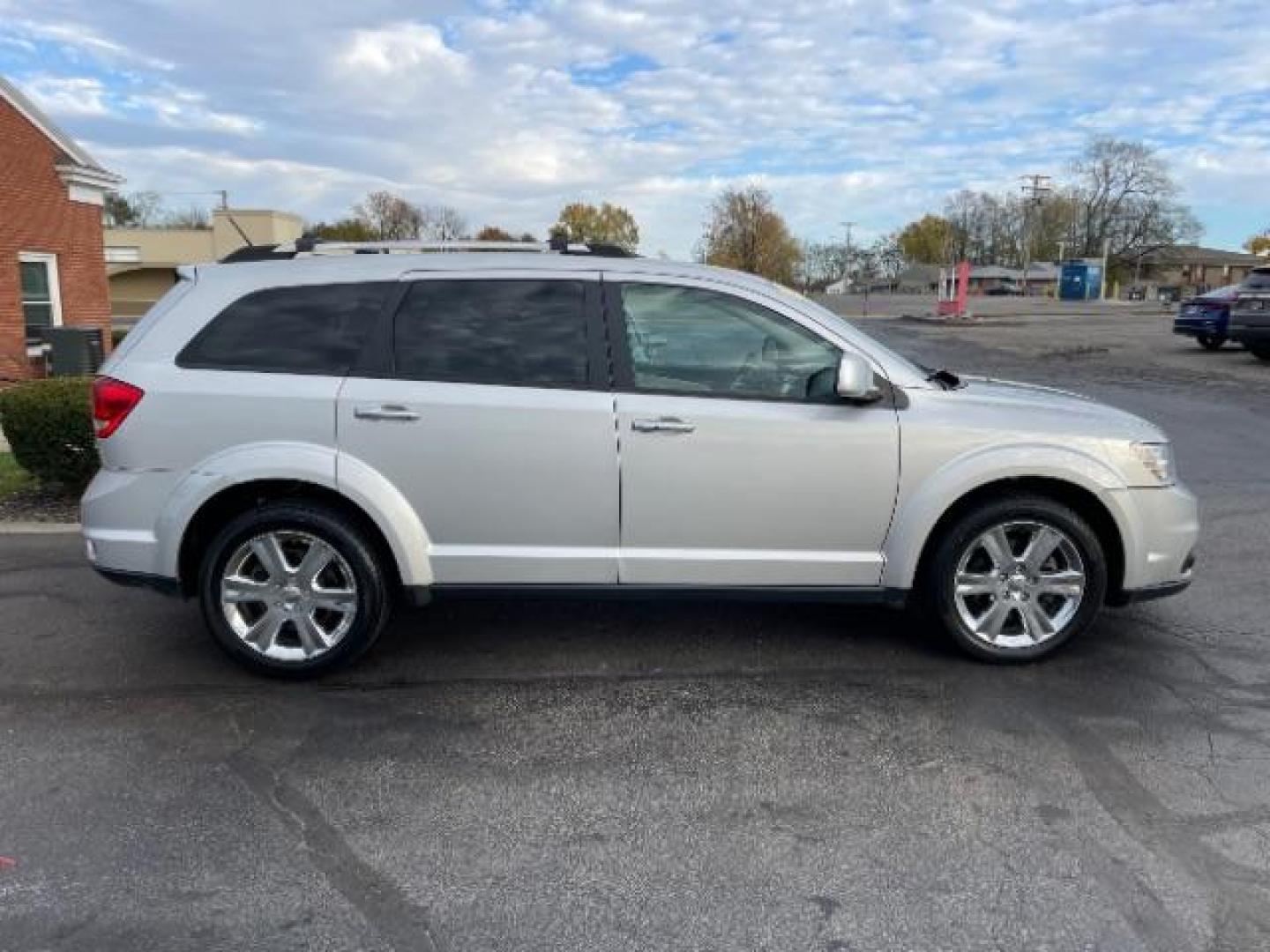 2014 Bright Silver Metallic CC Dodge Journey Limited AWD (3C4PDDDG1ET) with an 3.6L V6 DOHC 24V engine, 6-Speed Automatic transmission, located at 1230 East Main St, Xenia, OH, 45385, (937) 908-9800, 39.688026, -83.910172 - Photo#5