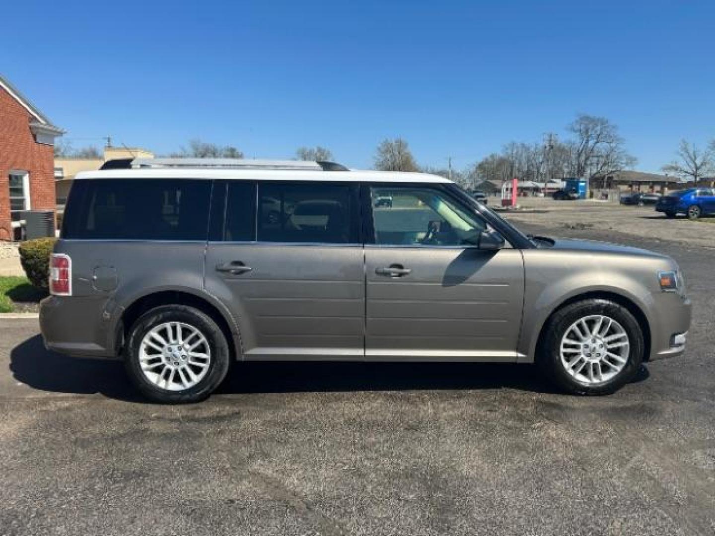 2014 Mineral Gray Metallic Ford Flex SEL FWD (2FMGK5C84EB) with an 3.5L V6 DOHC 24V engine, 6-Speed Automatic Overdrive transmission, located at 1951 S Dayton Lakeview Rd., New Carlisle, OH, 45344, (937) 908-9800, 39.890999, -84.050255 - Photo#5