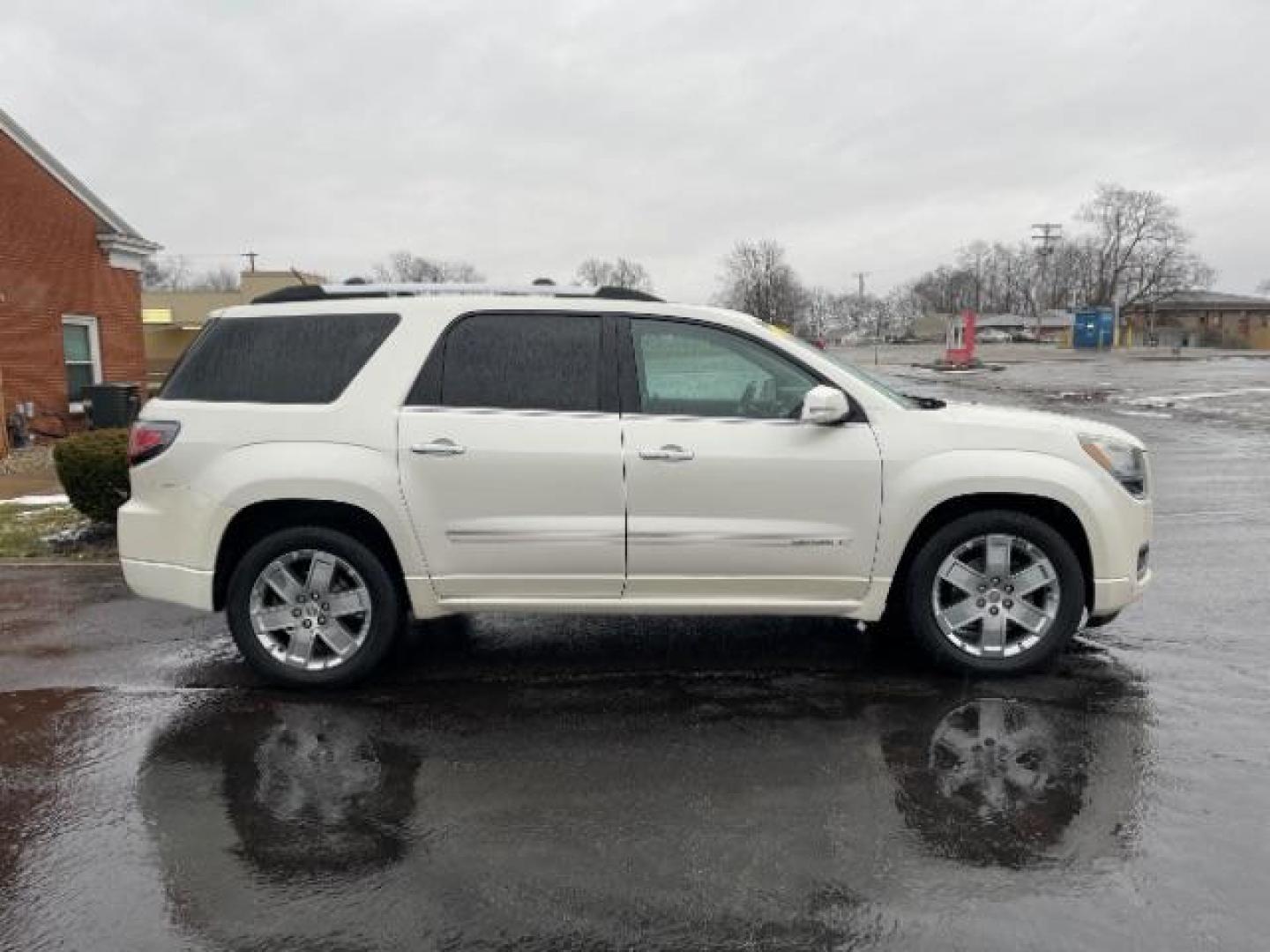 2014 White Diamond Tricoat GMC Acadia Denali AWD (1GKKVTKD0EJ) with an 3.6L V6 DOHC 24V engine, 6-Speed Automatic transmission, located at 1099 N County Rd 25A, Troy, OH, 45373, (937) 908-9800, 40.057079, -84.212883 - Photo#3