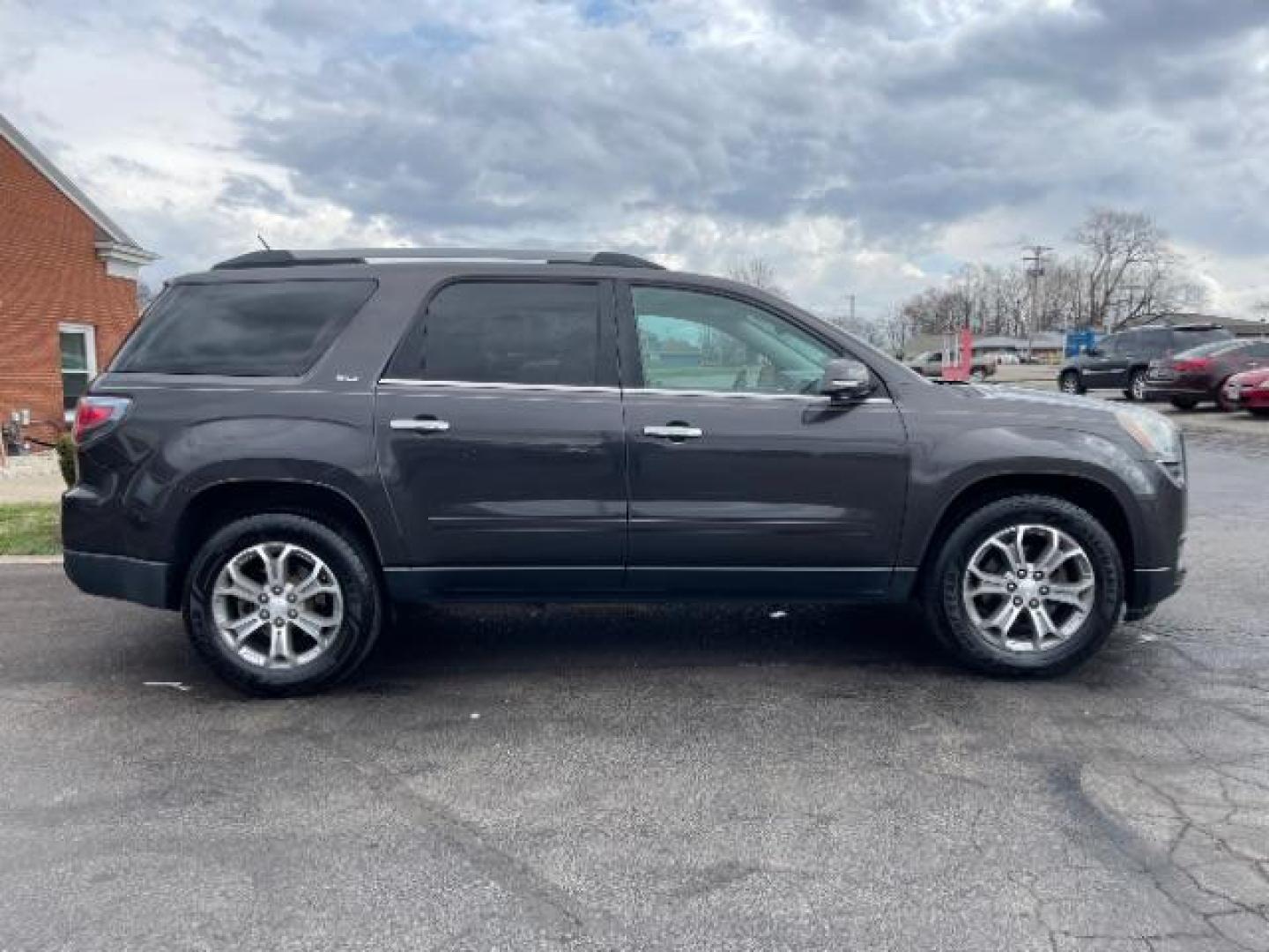 2014 Cyber Gray Metallic GMC Acadia SLT-1 FWD (1GKKRRKD1EJ) with an 3.6L V6 DOHC 24V engine, 6-Speed Automatic transmission, located at 1951 S Dayton Lakeview Rd., New Carlisle, OH, 45344, (937) 908-9800, 39.890999, -84.050255 - Photo#2