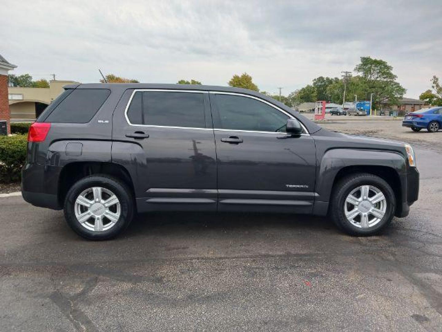 2014 Ashen Gray Metallic GMC Terrain SLE1 FWD (2GKALMEK4E6) with an 2.4L L4 DOHC 16V FFV engine, 6-Speed Automatic transmission, located at 1184 Kauffman Ave, Fairborn, OH, 45324, (937) 908-9800, 39.807072, -84.030914 - Photo#4