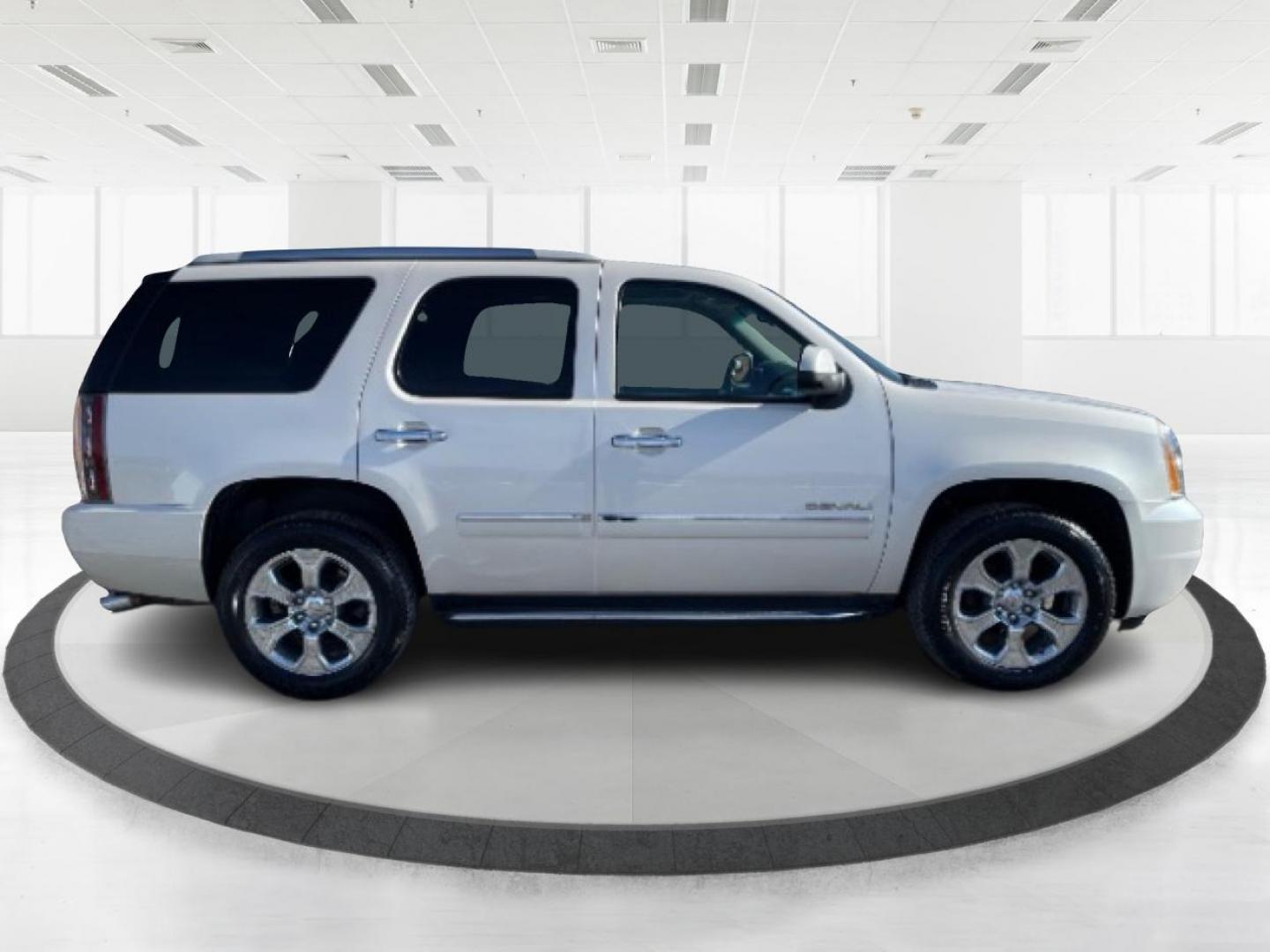 2014 GMC Yukon Denali 4WD (1GKS2EEFXER) with an 6.2L V8 OHV 16V engine, 6-Speed Automatic transmission, located at 1099 N County Rd 25A, Troy, OH, 45373, (937) 908-9800, 40.057079, -84.212883 - Third Row - Photo#1