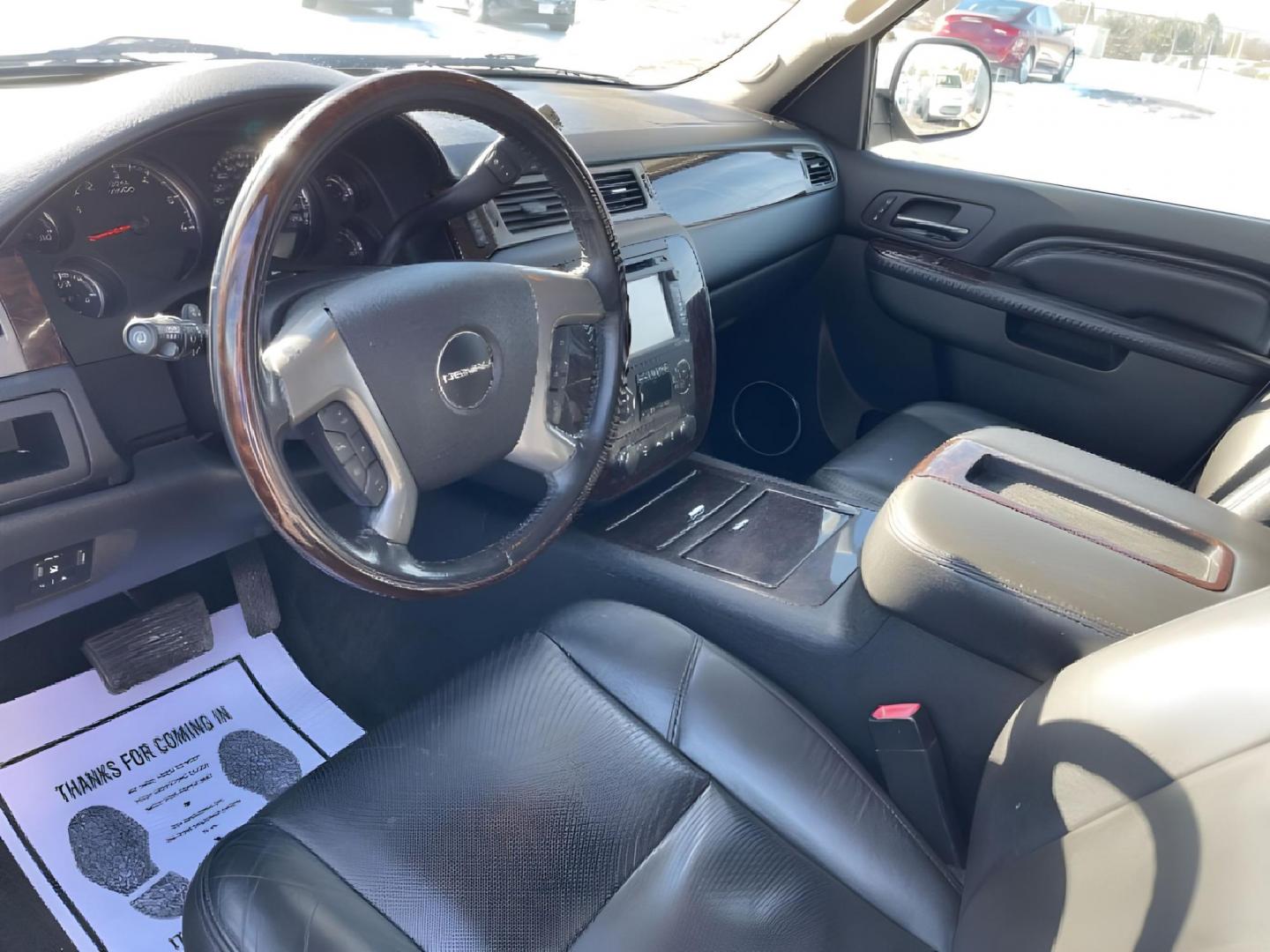 2014 White Diamond Tricoat GMC Yukon Denali 4WD (1GKS2EEFXER) with an 6.2L V8 OHV 16V engine, 6-Speed Automatic transmission, located at 4508 South Dixie Dr, Moraine, OH, 45439, (937) 908-9800, 39.689976, -84.218452 - Photo#6