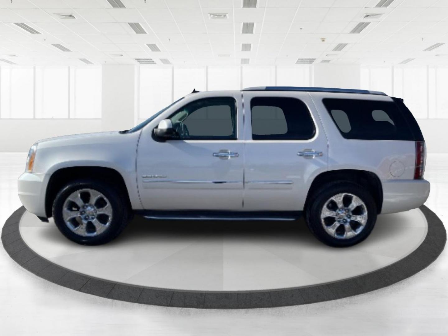 2014 White Diamond Tricoat GMC Yukon Denali 4WD (1GKS2EEFXER) with an 6.2L V8 OHV 16V engine, 6-Speed Automatic transmission, located at 4508 South Dixie Dr, Moraine, OH, 45439, (937) 908-9800, 39.689976, -84.218452 - Photo#3