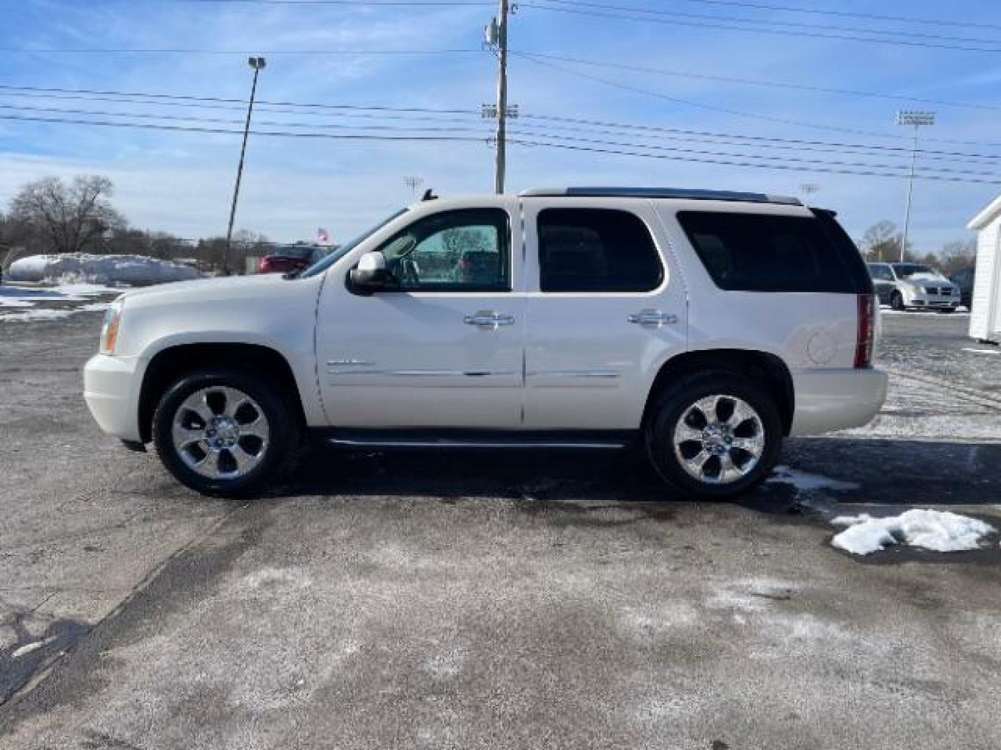 2014 GMC Yukon Denali 4WD (1GKS2EEFXER) with an 6.2L V8 OHV 16V engine, 6-Speed Automatic transmission, located at 1099 N County Rd 25A, Troy, OH, 45373, (937) 908-9800, 40.057079, -84.212883 - Third Row - Photo#27