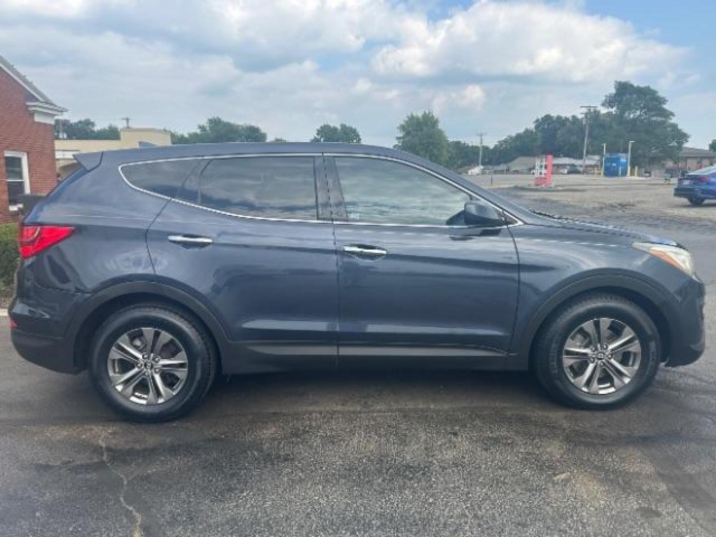 2014 Marlin Blue Hyundai Santa Fe Sport 2.4 FWD (5XYZT3LB3EG) with an 2.4L L4 DOHC 16V engine, 6-Speed Automatic transmission, located at 1230 East Main St, Xenia, OH, 45385, (937) 908-9800, 39.688026, -83.910172 - Photo#5