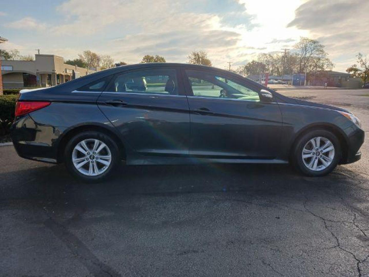 2014 Harbor Gray Metallic Hyundai Sonata GLS (5NPEB4AC8EH) with an 2.4L L4 DOHC 16V engine, 6-Speed Automatic transmission, located at 4508 South Dixie Dr, Moraine, OH, 45439, (937) 908-9800, 39.689976, -84.218452 - Photo#4