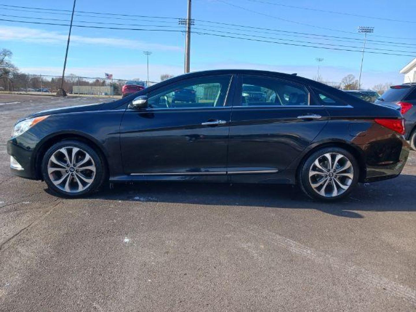 2014 Phantom Black Metallic Hyundai Sonata SE Auto (5NPEC4AC0EH) with an 2.4L L4 DOHC 16V engine, 6-Speed Automatic transmission, located at 880 E. National Road, Vandalia, OH, 45377, (937) 908-9800, 39.891918, -84.183594 - Photo#3