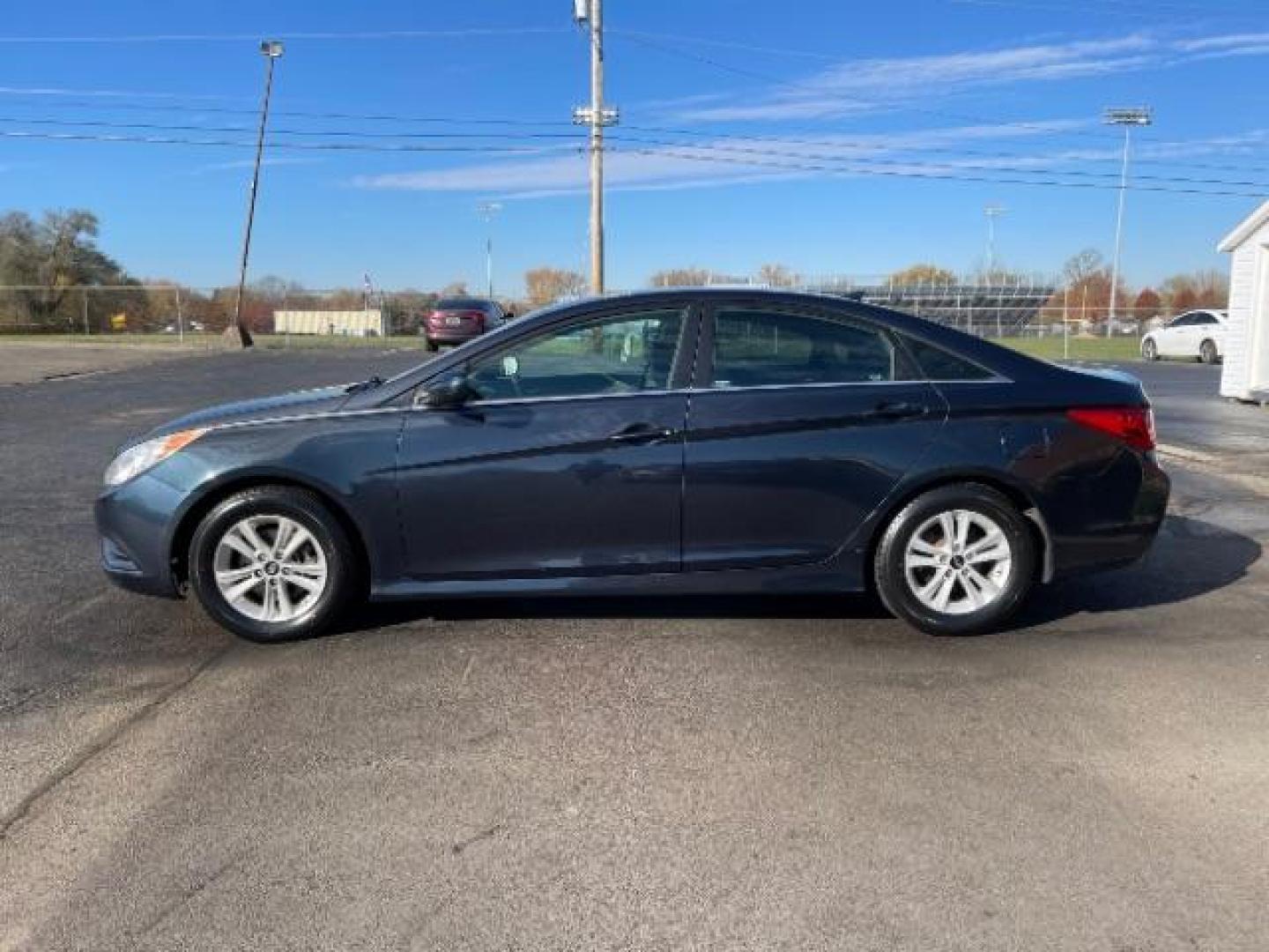 2014 Pacific Blue Pearl Hyundai Sonata GLS (5NPEB4AC9EH) with an 2.4L L4 DOHC 16V engine, 6-Speed Automatic transmission, located at 1230 East Main St, Xenia, OH, 45385, (937) 908-9800, 39.688026, -83.910172 - Photo#2