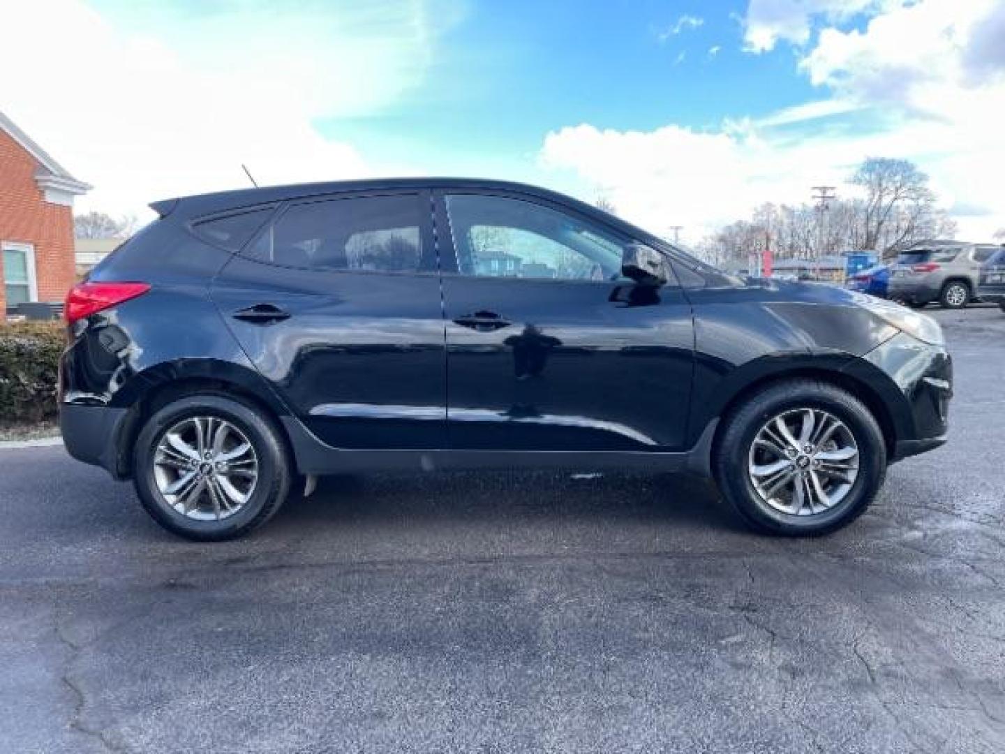 2014 Black Hyundai Tucson GL Auto AWD (KM8JTCAF0EU) with an 2.0L L4 DOHC 16V engine, 6-Speed Automatic transmission, located at 4508 South Dixie Dr, Moraine, OH, 45439, (937) 908-9800, 39.689976, -84.218452 - Photo#4