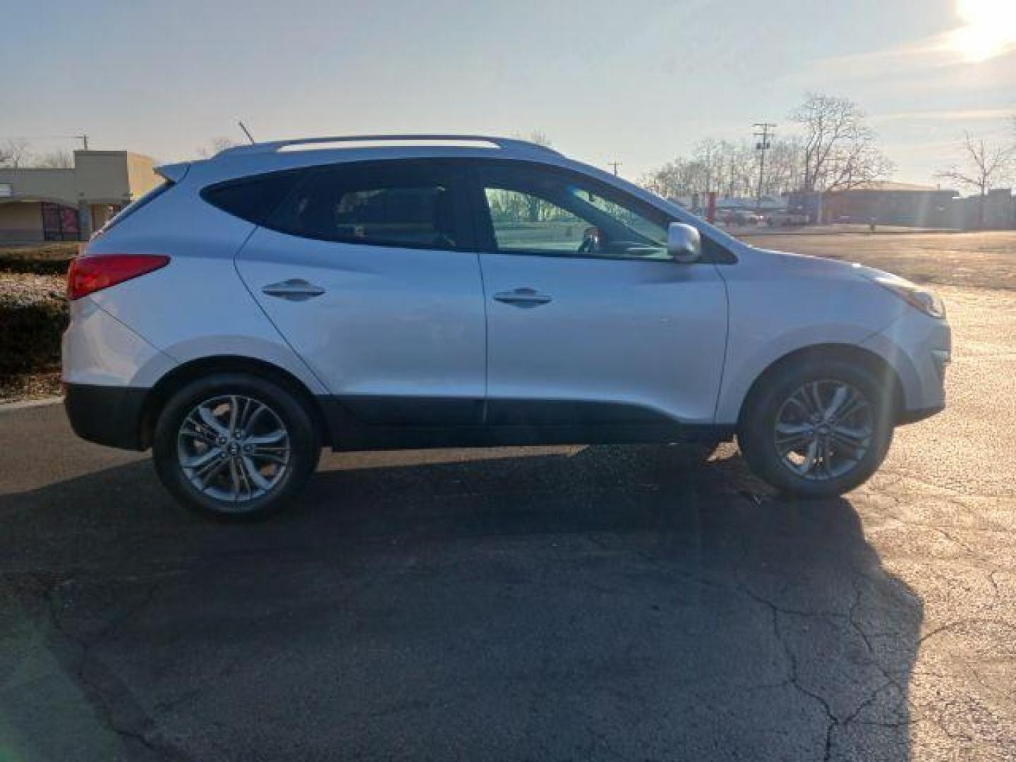 2014 Diamond Silver Hyundai Tucson GLS 2WD (KM8JU3AG9EU) with an 2.4L L4 DOHC 16V engine, 6-Speed Automatic transmission, located at 1184 Kauffman Ave, Fairborn, OH, 45324, (937) 908-9800, 39.807072, -84.030914 - Photo#4