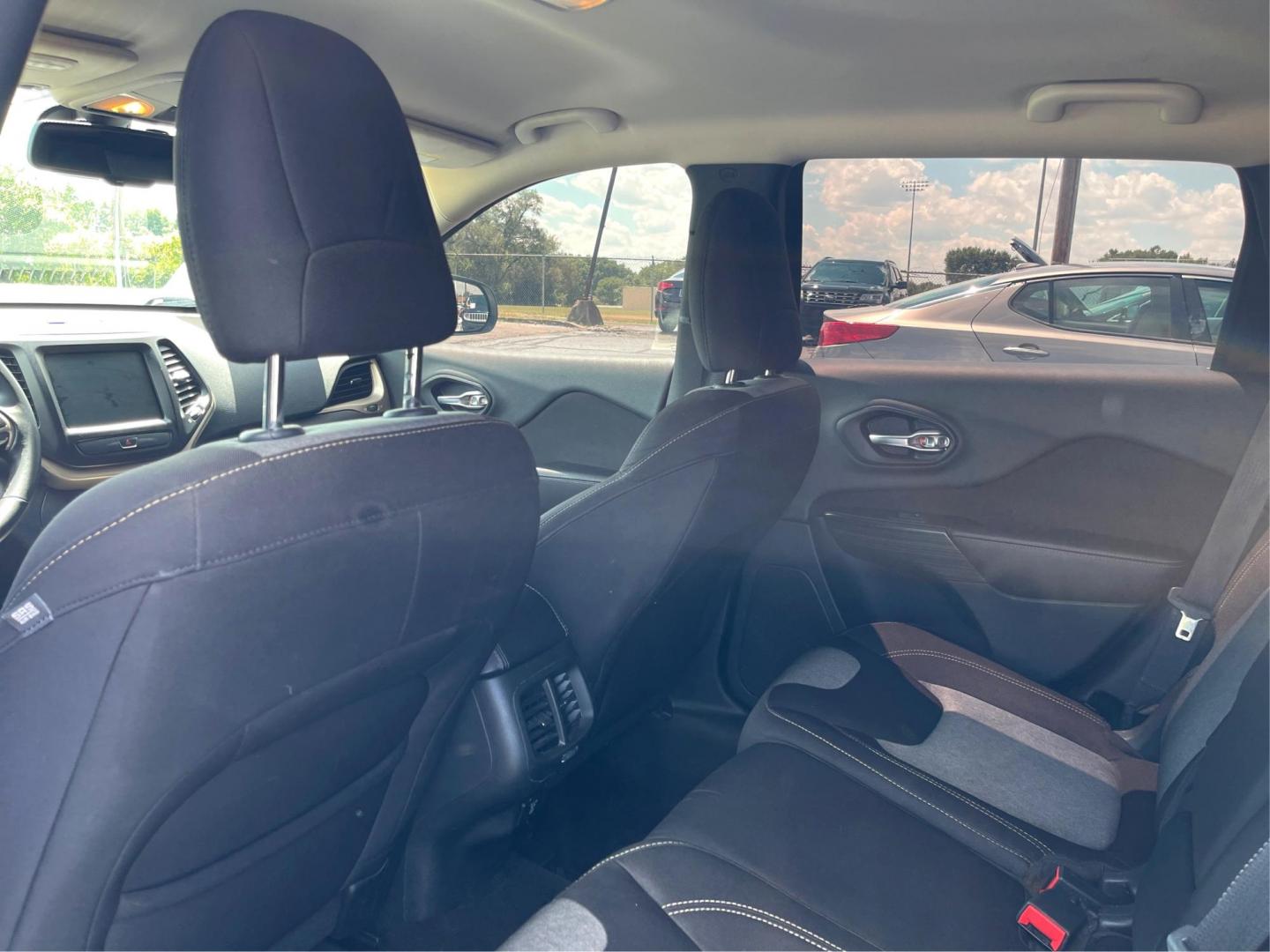 2014 Bright White Clearcoat Jeep Cherokee (1C4PJLCB2EW) with an 2.4L L4 DOHC 16V engine, 9-Speed Automatic transmission, located at 1951 S Dayton Lakeview Rd., New Carlisle, OH, 45344, (937) 908-9800, 39.890999, -84.050255 - Photo#9