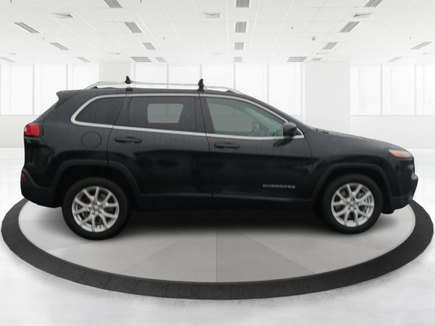 2014 Jeep Cherokee Latitude FWD (1C4PJLCS6EW) with an 3.2L V6 DOHC 24V engine, 9-Speed Automatic transmission, located at 1951 S Dayton Lakeview Rd., New Carlisle, OH, 45344, (937) 908-9800, 39.890999, -84.050255 - One Owner - Photo#1