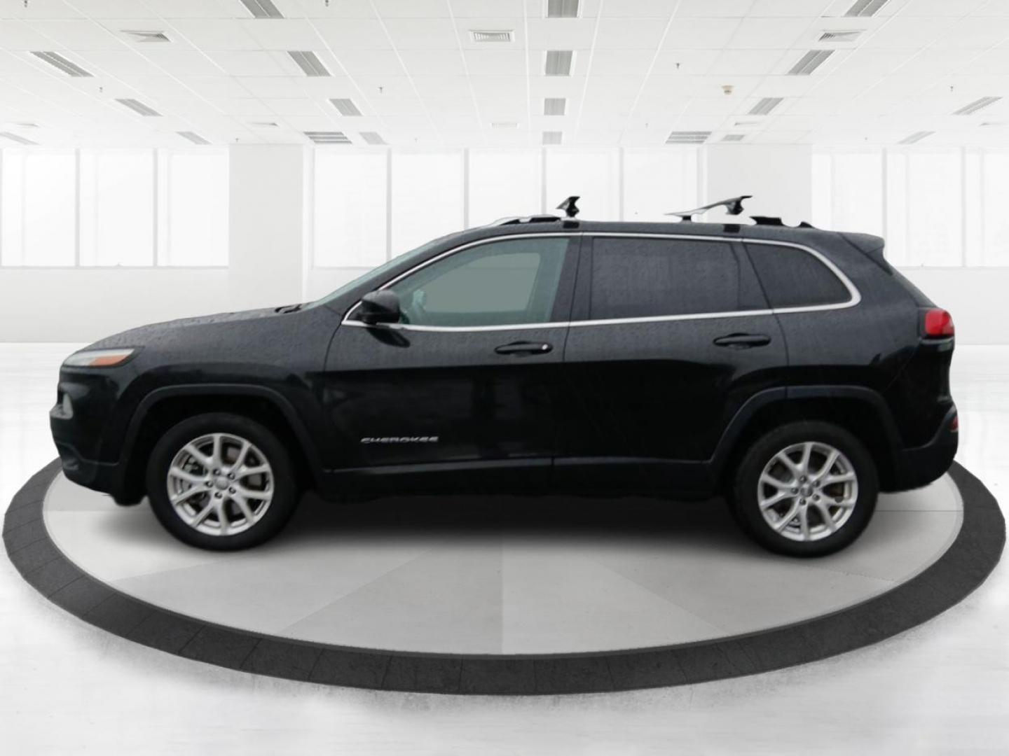 2014 Jeep Cherokee Latitude FWD (1C4PJLCS6EW) with an 3.2L V6 DOHC 24V engine, 9-Speed Automatic transmission, located at 1951 S Dayton Lakeview Rd., New Carlisle, OH, 45344, (937) 908-9800, 39.890999, -84.050255 - One Owner - Photo#5