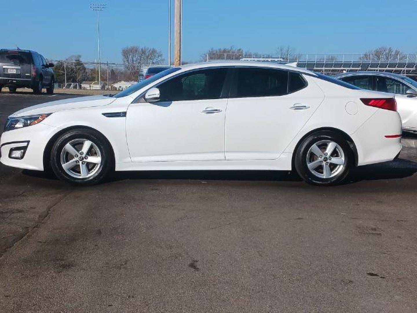 2014 Snow White Pearl Kia Optima LX (5XXGM4A71EG) with an 2.4L L4 DOHC 16V engine, 6-Speed Automatic transmission, located at 1099 N County Rd 25A, Troy, OH, 45373, (937) 908-9800, 40.057079, -84.212883 - Photo#3