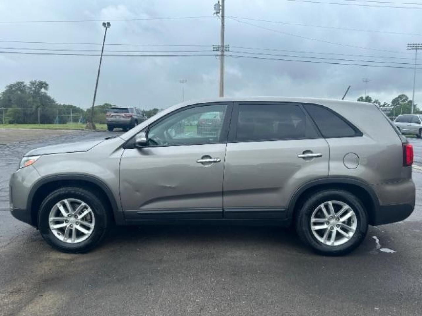 2014 Gray Kia Sorento LX 2WD (5XYKT3A63EG) with an 2.4L L4 DOHC 16V engine, 6-Speed Automatic transmission, located at 1099 N County Rd 25A, Troy, OH, 45373, (937) 908-9800, 40.057079, -84.212883 - Photo#3