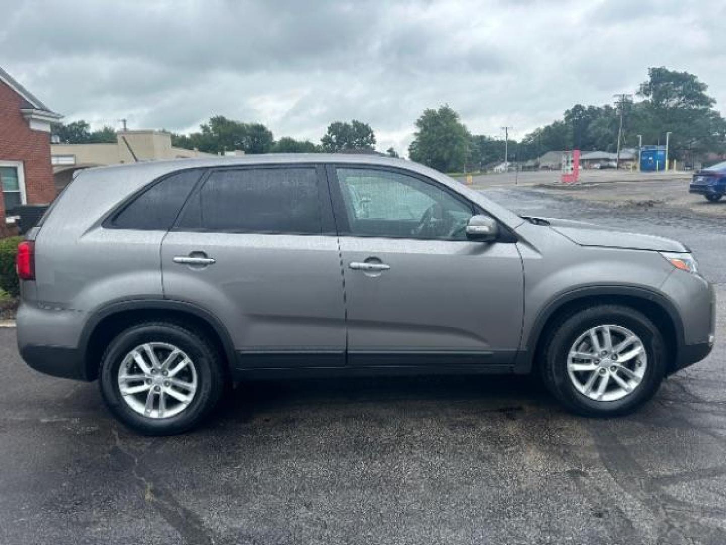 2014 Gray Kia Sorento LX 2WD (5XYKT3A63EG) with an 2.4L L4 DOHC 16V engine, 6-Speed Automatic transmission, located at 1099 N County Rd 25A, Troy, OH, 45373, (937) 908-9800, 40.057079, -84.212883 - Photo#5