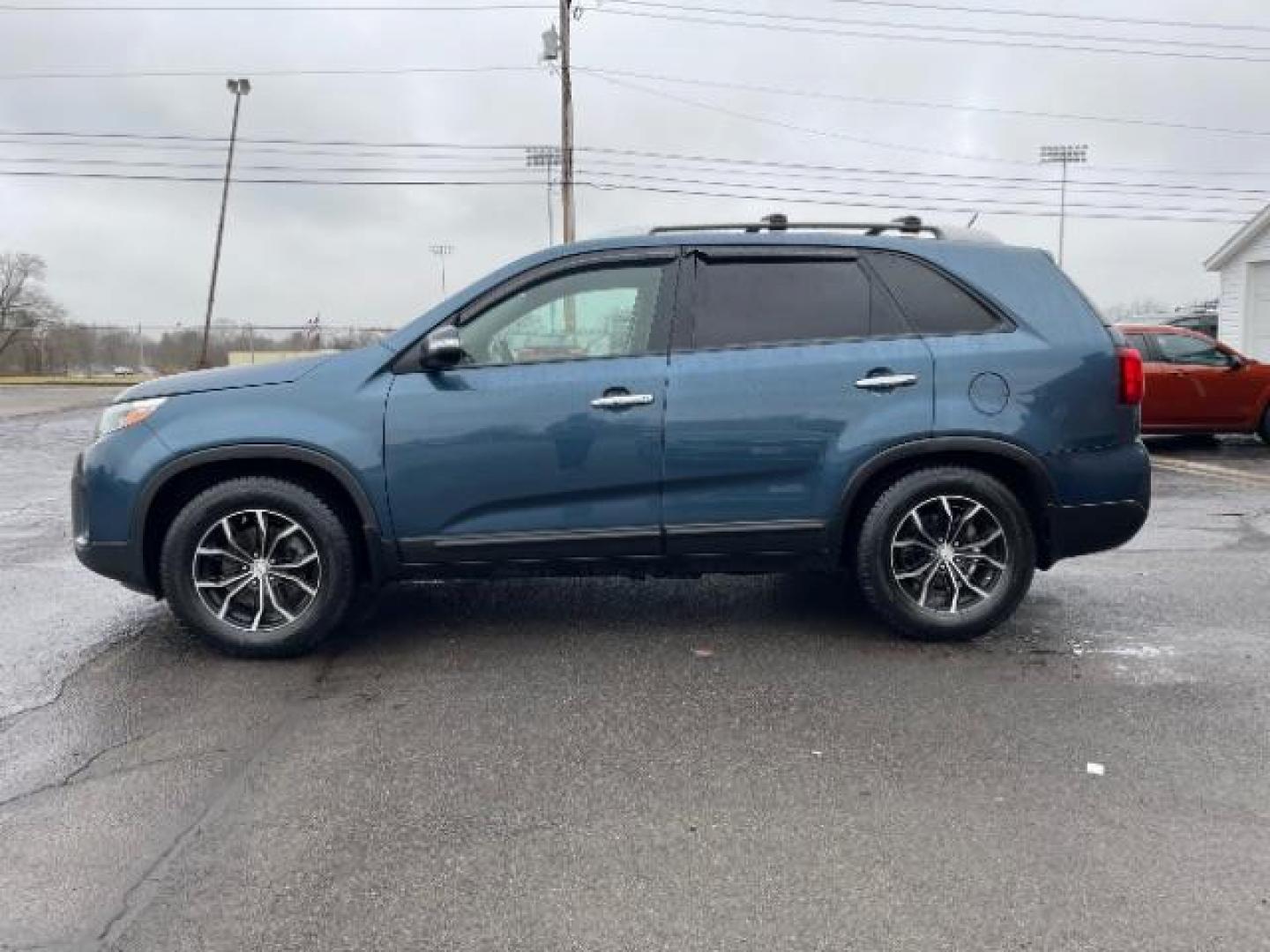 2014 Blue Kia Sorento LX 2WD (5XYKT3A64EG) with an 2.4L L4 DOHC 16V engine, 6-Speed Automatic transmission, located at 1099 N County Rd 25A, Troy, OH, 45373, (937) 908-9800, 40.057079, -84.212883 - Photo#2