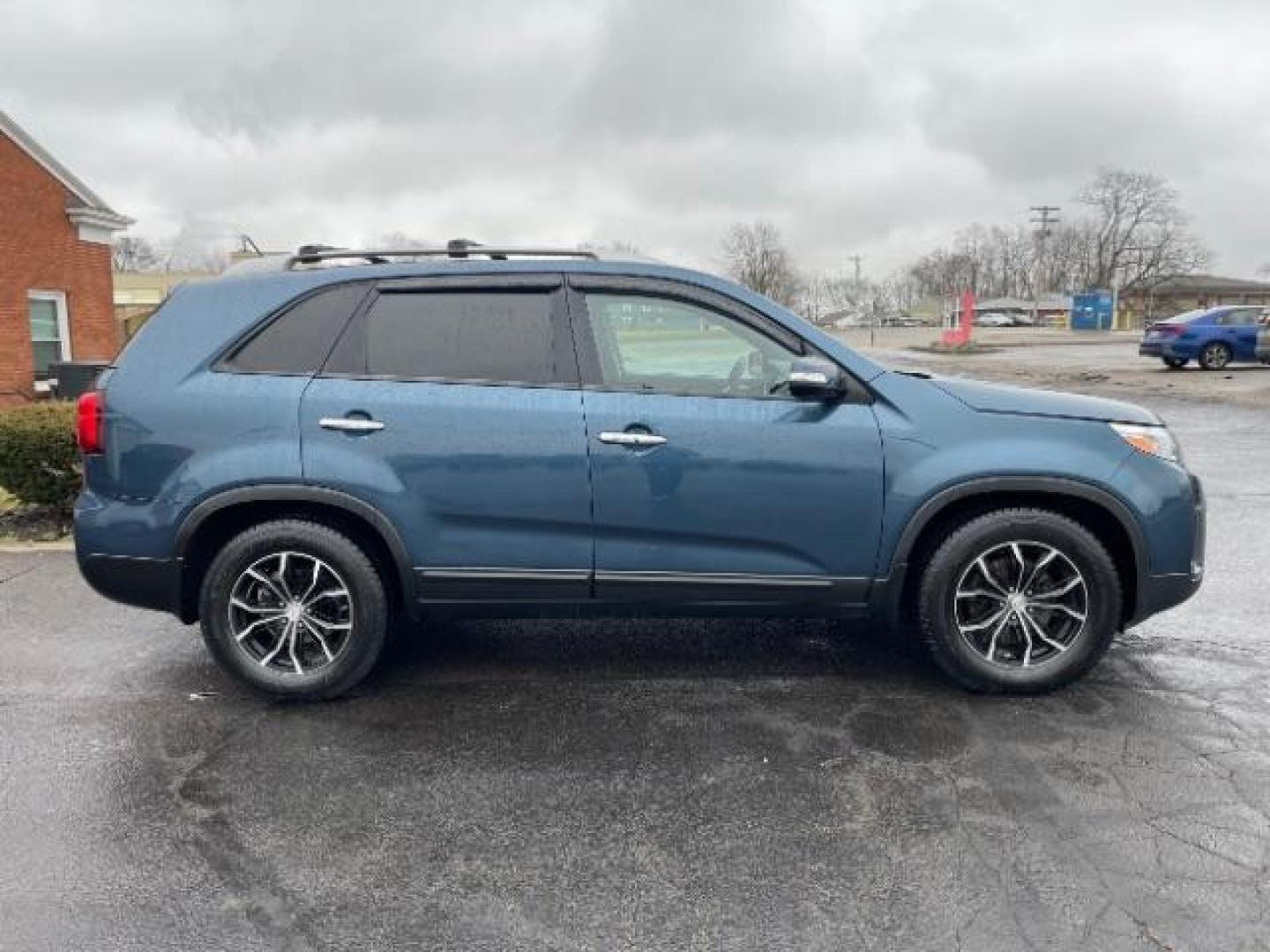 2014 Blue Kia Sorento LX 2WD (5XYKT3A64EG) with an 2.4L L4 DOHC 16V engine, 6-Speed Automatic transmission, located at 1099 N County Rd 25A, Troy, OH, 45373, (937) 908-9800, 40.057079, -84.212883 - Photo#3