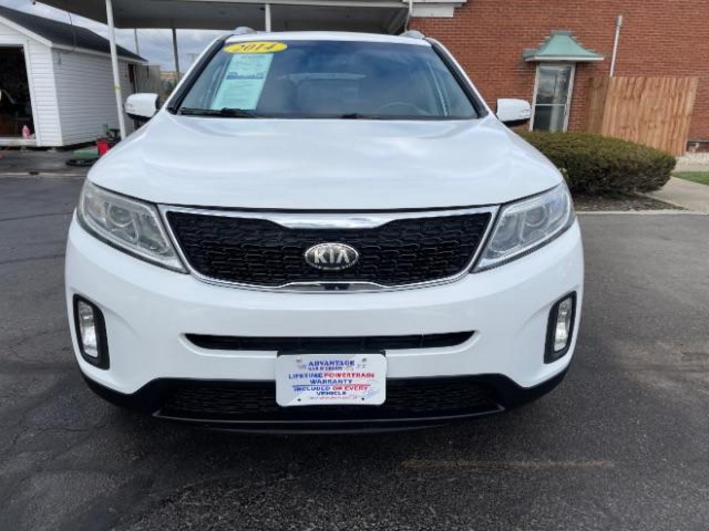 2014 White Kia Sorento LX 2WD (5XYKT3A64EG) with an 2.4L L4 DOHC 16V engine, 6-Speed Automatic transmission, located at 1230 East Main St, Xenia, OH, 45385, (937) 908-9800, 39.688026, -83.910172 - Photo#2