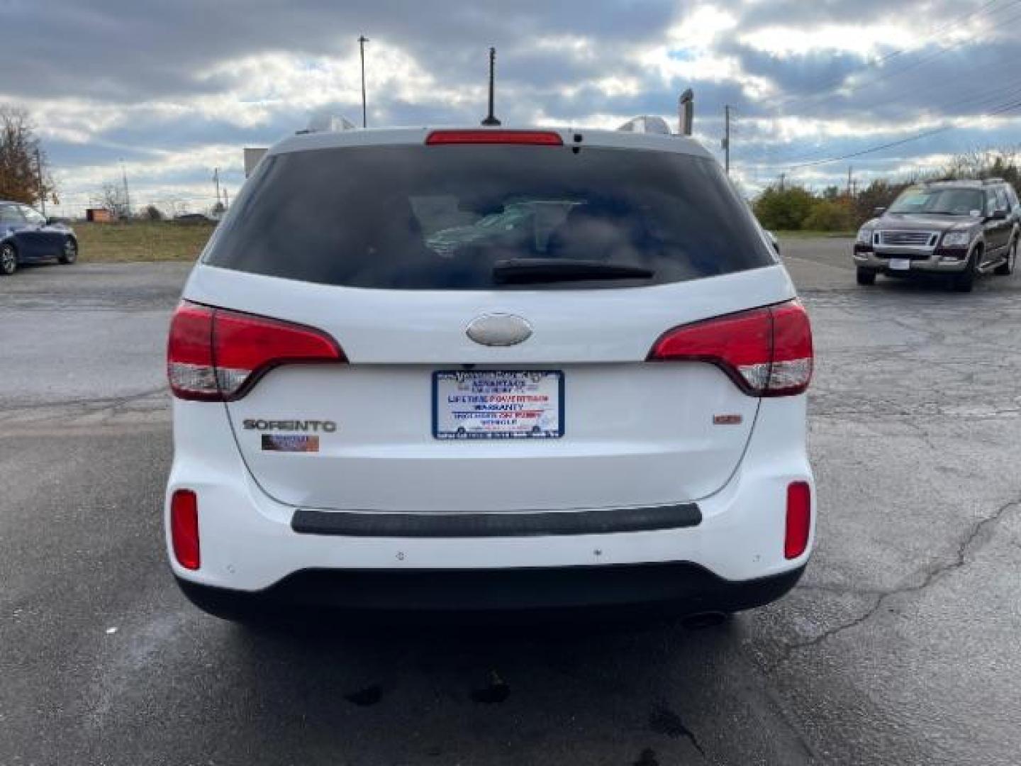 2014 White Kia Sorento LX 2WD (5XYKT3A64EG) with an 2.4L L4 DOHC 16V engine, 6-Speed Automatic transmission, located at 1230 East Main St, Xenia, OH, 45385, (937) 908-9800, 39.688026, -83.910172 - Photo#3