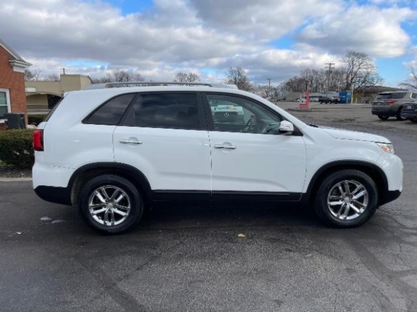 2014 White Kia Sorento LX 2WD (5XYKT3A64EG) with an 2.4L L4 DOHC 16V engine, 6-Speed Automatic transmission, located at 1230 East Main St, Xenia, OH, 45385, (937) 908-9800, 39.688026, -83.910172 - Photo#5