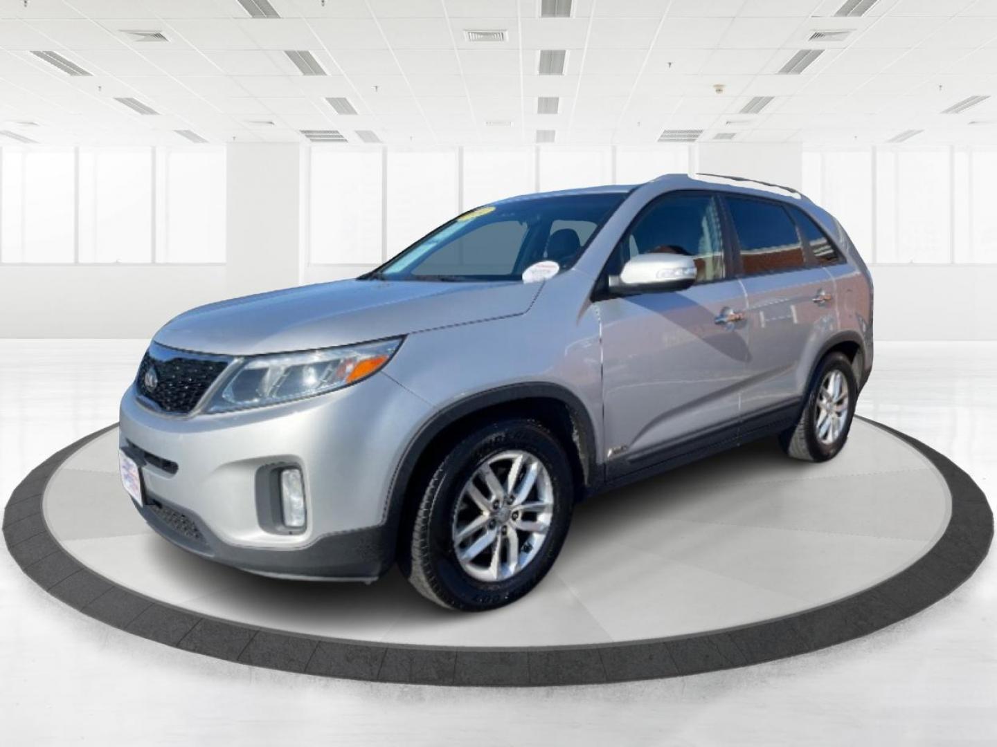 2014 Silver Kia Sorento (5XYKTCA69EG) with an 2.4L L4 DOHC 16V engine, 6-Speed Automatic transmission, located at 4508 South Dixie Dr, Moraine, OH, 45439, (937) 908-9800, 39.689976, -84.218452 - Photo#5