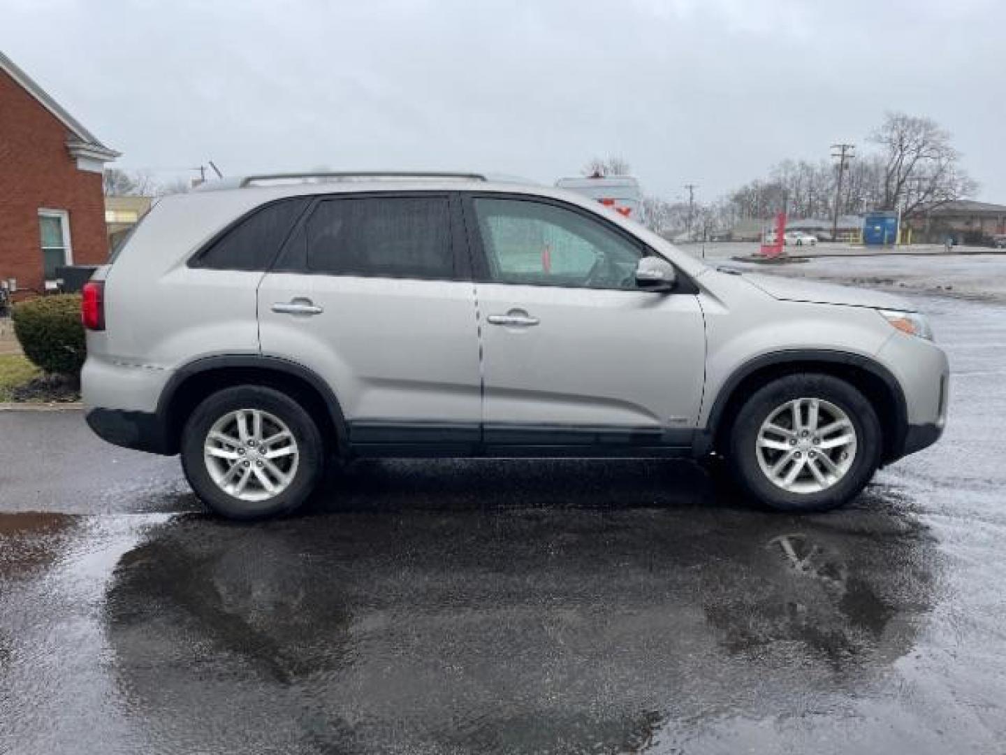 2014 Kia Sorento LX AWD (5XYKTCA60EG) with an 2.4L L4 DOHC 16V engine, 6-Speed Automatic transmission, located at 1184 Kauffman Ave, Fairborn, OH, 45324, (937) 908-9800, 39.807072, -84.030914 - 2014 Kia Sorento LX AWD - Photo#2