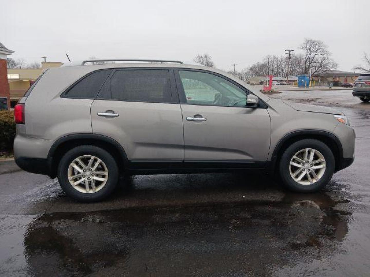 2014 Brown Kia Sorento LX 2WD (5XYKT4A61EG) with an 2.4L L4 DOHC 16V engine, 6-Speed Automatic transmission, located at 4508 South Dixie Dr, Moraine, OH, 45439, (937) 908-9800, 39.689976, -84.218452 - Photo#4