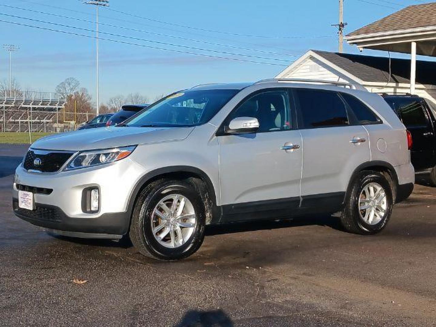 2014 Silver Kia Sorento LX 2WD (5XYKT3A67EG) with an 2.4L L4 DOHC 16V engine, 6-Speed Automatic transmission, located at 1951 S Dayton Lakeview Rd., New Carlisle, OH, 45344, (937) 908-9800, 39.890999, -84.050255 - Photo#2