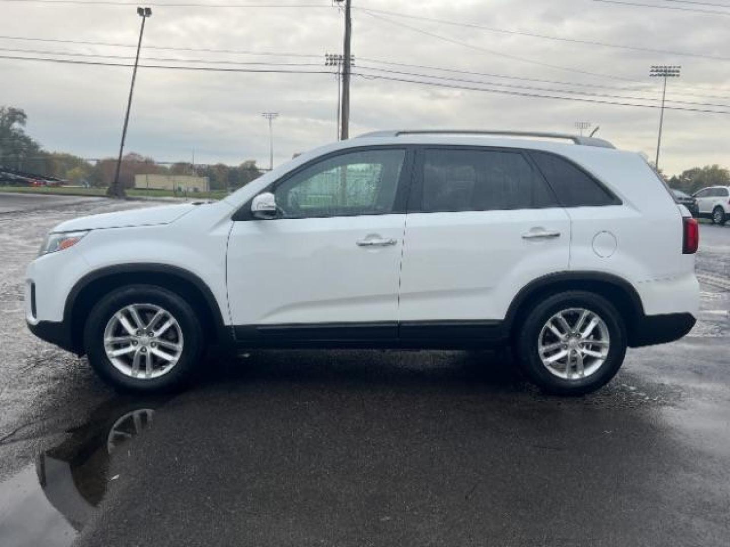 2014 White Kia Sorento LX 2WD (5XYKT3A68EG) with an 2.4L L4 DOHC 16V engine, 6-Speed Automatic transmission, located at 1099 N County Rd 25A, Troy, OH, 45373, (937) 908-9800, 40.057079, -84.212883 - Photo#3