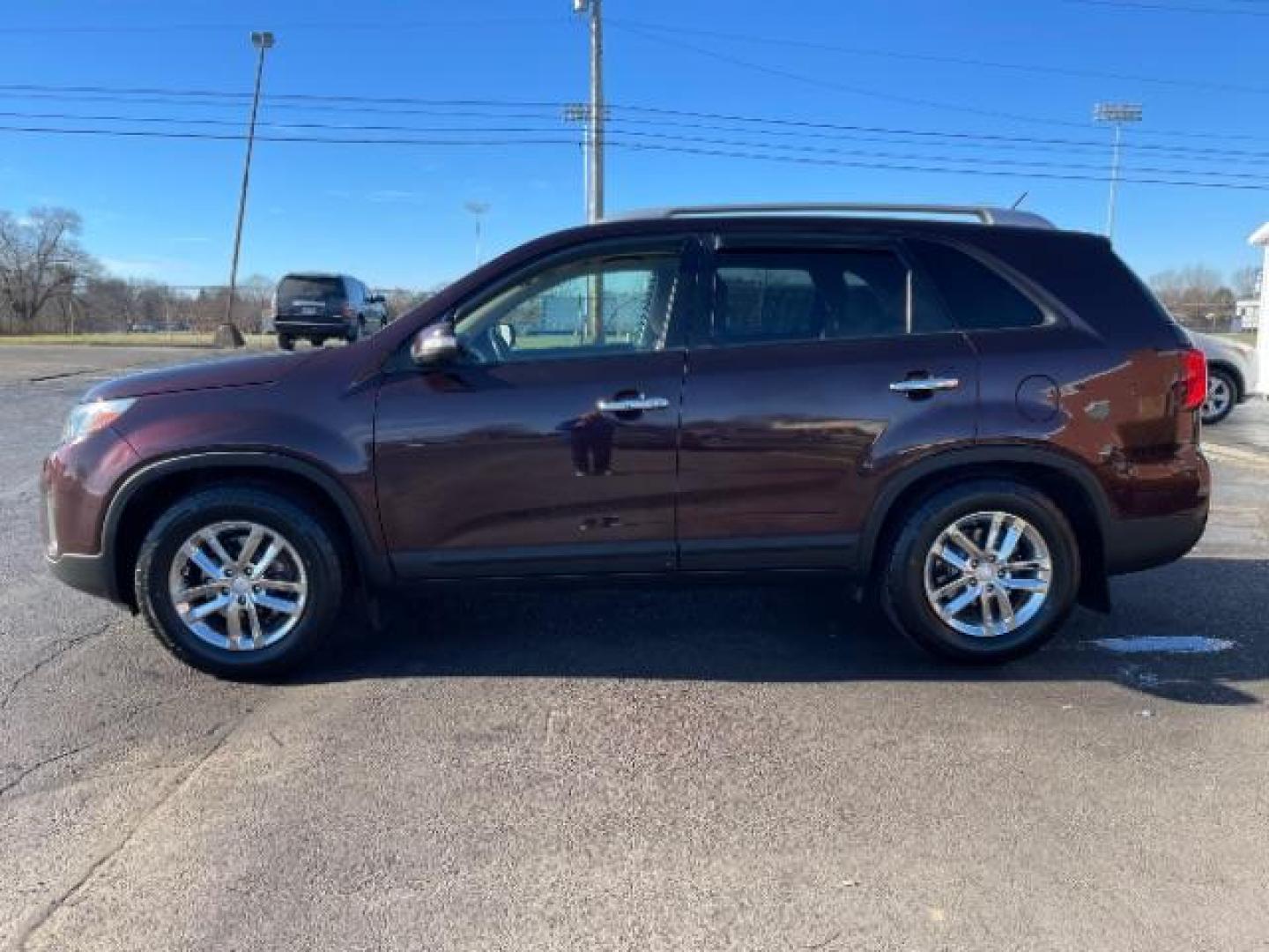 2014 Maroon Kia Sorento LX 2WD (5XYKT3A6XEG) with an 2.4L L4 DOHC 16V engine, 6-Speed Automatic transmission, located at 4508 South Dixie Dr, Moraine, OH, 45439, (937) 908-9800, 39.689976, -84.218452 - Photo#2