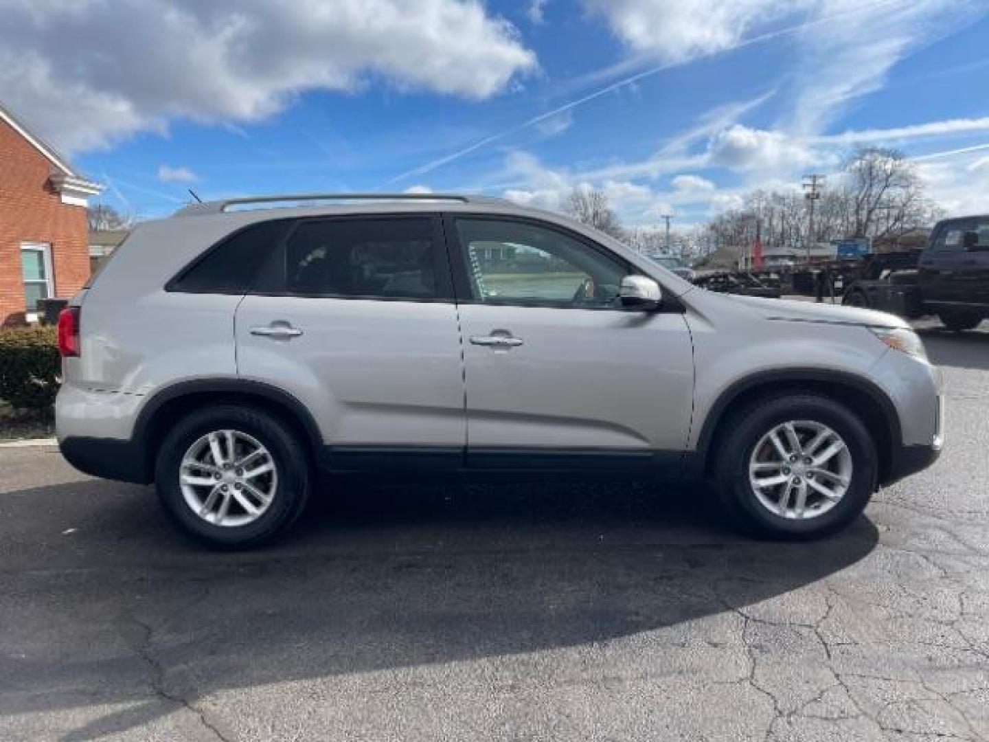 2014 Silver Kia Sorento LX 2WD (5XYKT4A64EG) with an 2.4L L4 DOHC 16V engine, 6-Speed Automatic transmission, located at 880 E. National Road, Vandalia, OH, 45377, (937) 908-9800, 39.891918, -84.183594 - Photo#3