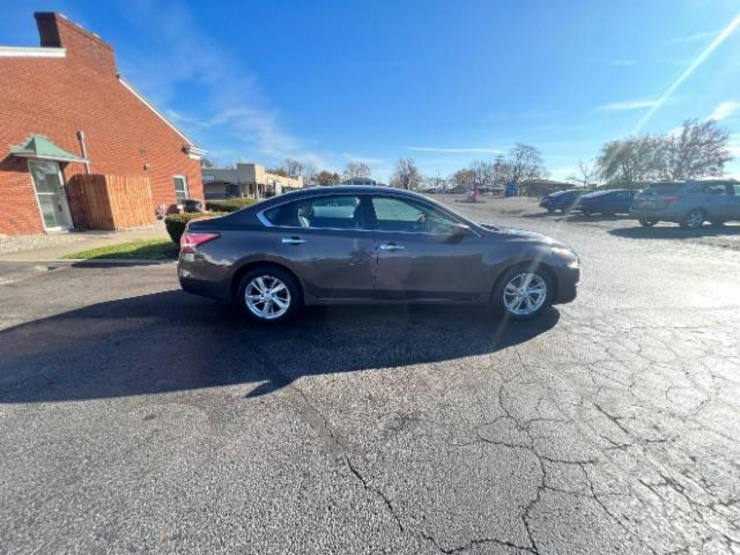 2014 Java Metallic Nissan Altima 2.5 SV (1N4AL3AP1EC) with an 2.5L L4 DOHC 16V engine, Continuously Variable Transmission transmission, located at 880 E. National Road, Vandalia, OH, 45377, (937) 908-9800, 39.891918, -84.183594 - Photo#5