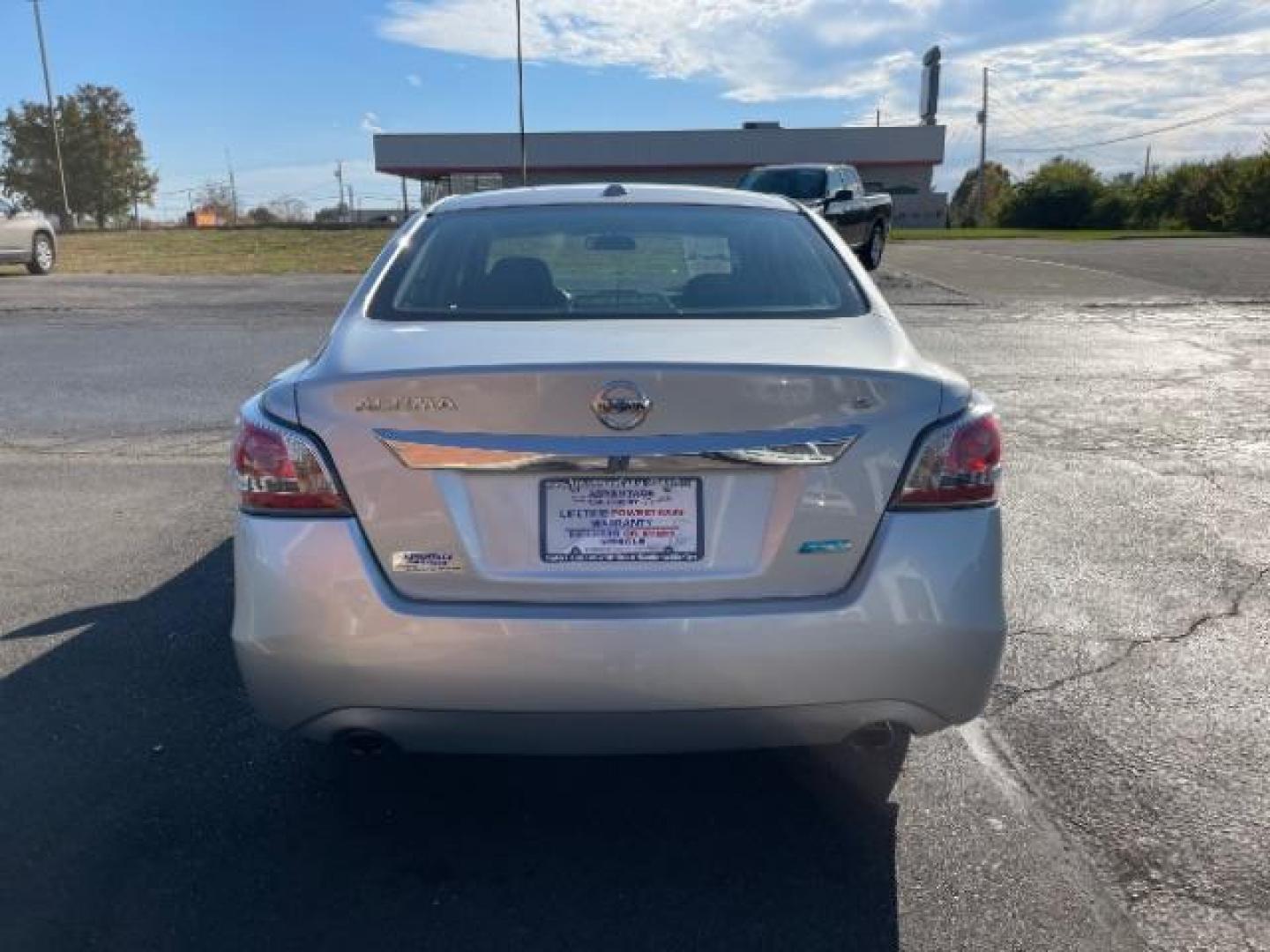 2014 Brilliant Silver Metallic Nissan Altima 2.5 S (1N4AL3APXEC) with an 2.5L L4 DOHC 16V engine, Continuously Variable Transmission transmission, located at 1230 East Main St, Xenia, OH, 45385, (937) 908-9800, 39.688026, -83.910172 - Photo#3