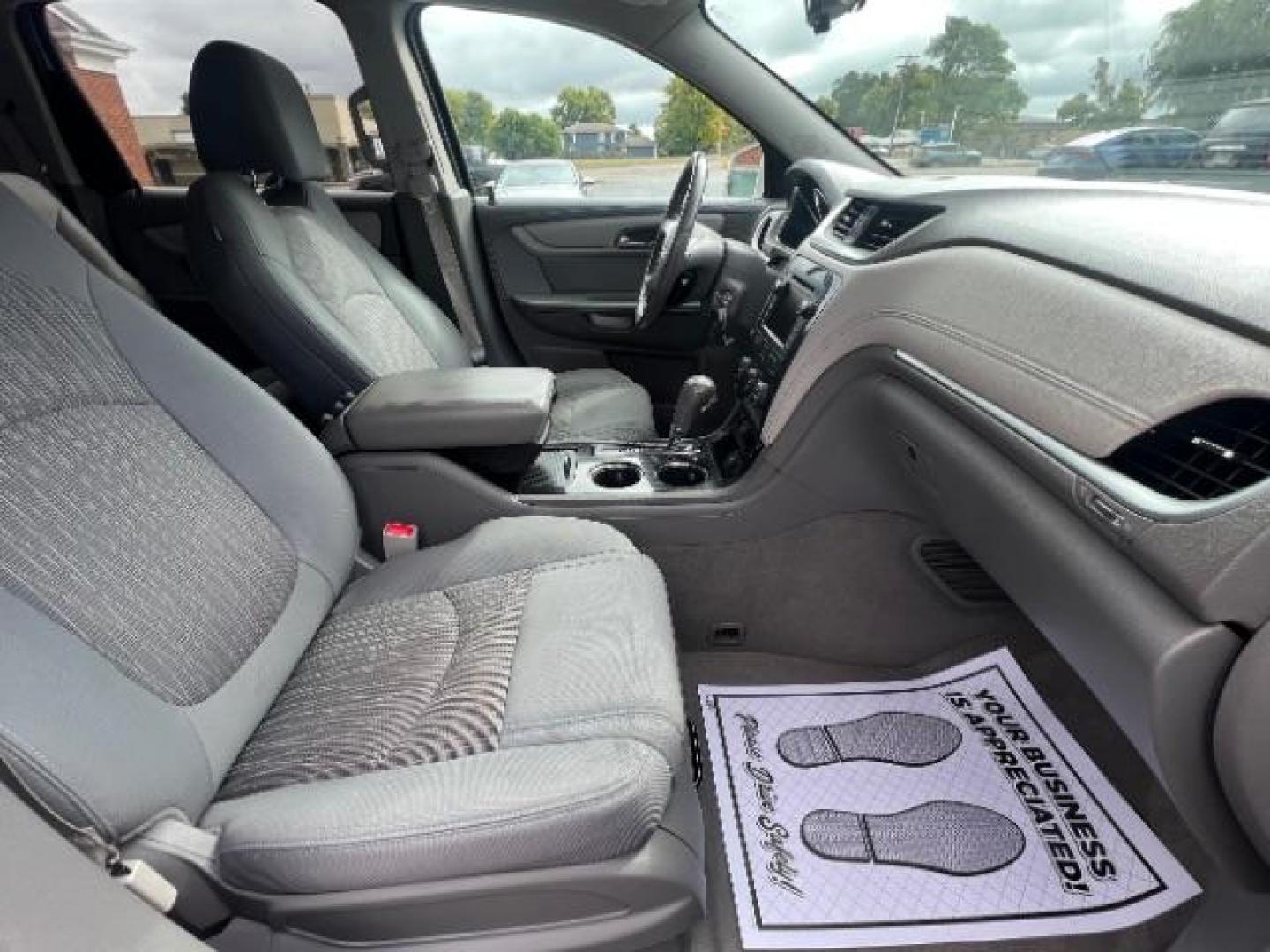 2015 White Diamond Tricoat Chevrolet Traverse 1LT AWD (1GNKVGKD8FJ) with an 3.6L V6 DOHC 24V engine, 6-Speed Automatic transmission, located at 1184 Kauffman Ave, Fairborn, OH, 45324, (937) 908-9800, 39.807072, -84.030914 - Photo#10