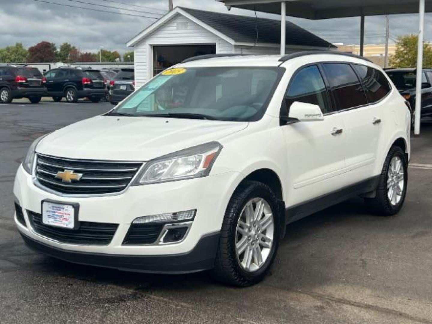 2015 White Diamond Tricoat Chevrolet Traverse 1LT AWD (1GNKVGKD8FJ) with an 3.6L V6 DOHC 24V engine, 6-Speed Automatic transmission, located at 1184 Kauffman Ave, Fairborn, OH, 45324, (937) 908-9800, 39.807072, -84.030914 - Photo#2