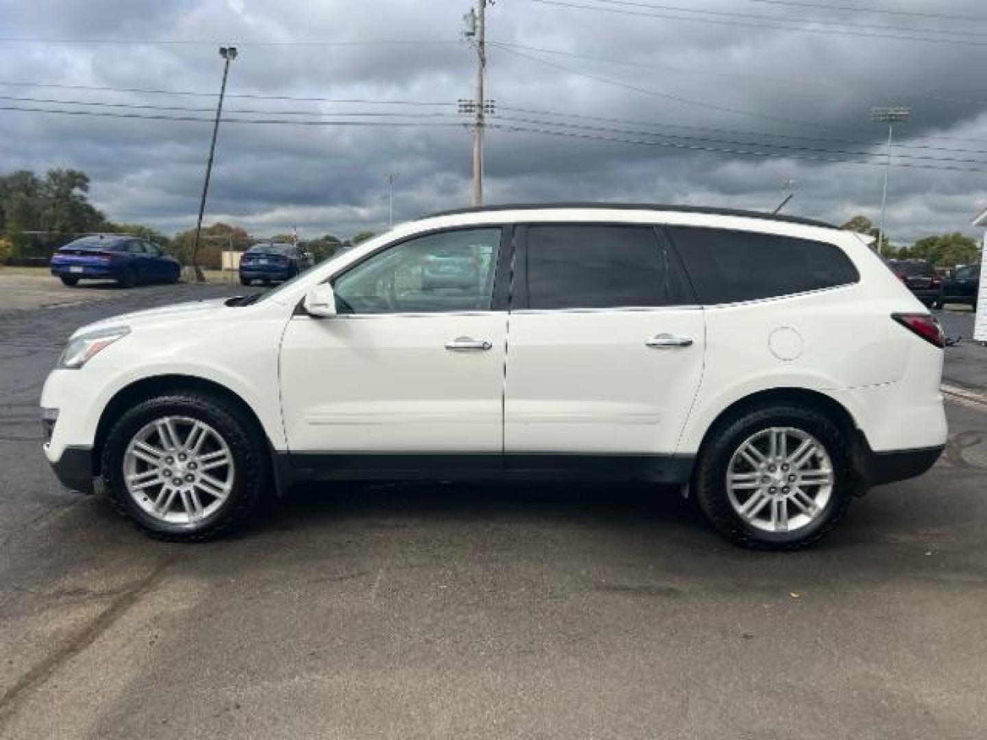 2015 White Diamond Tricoat Chevrolet Traverse 1LT AWD (1GNKVGKD8FJ) with an 3.6L V6 DOHC 24V engine, 6-Speed Automatic transmission, located at 1184 Kauffman Ave, Fairborn, OH, 45324, (937) 908-9800, 39.807072, -84.030914 - Photo#3