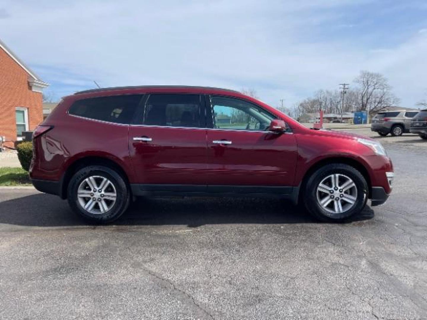 2015 Siren Red Tintcoat Chevrolet Traverse 2LT AWD (1GNKVHKD7FJ) with an 3.6L V6 DOHC 24V engine, 6-Speed Automatic transmission, located at 1099 N County Rd 25A, Troy, OH, 45373, (937) 908-9800, 40.057079, -84.212883 - Photo#5