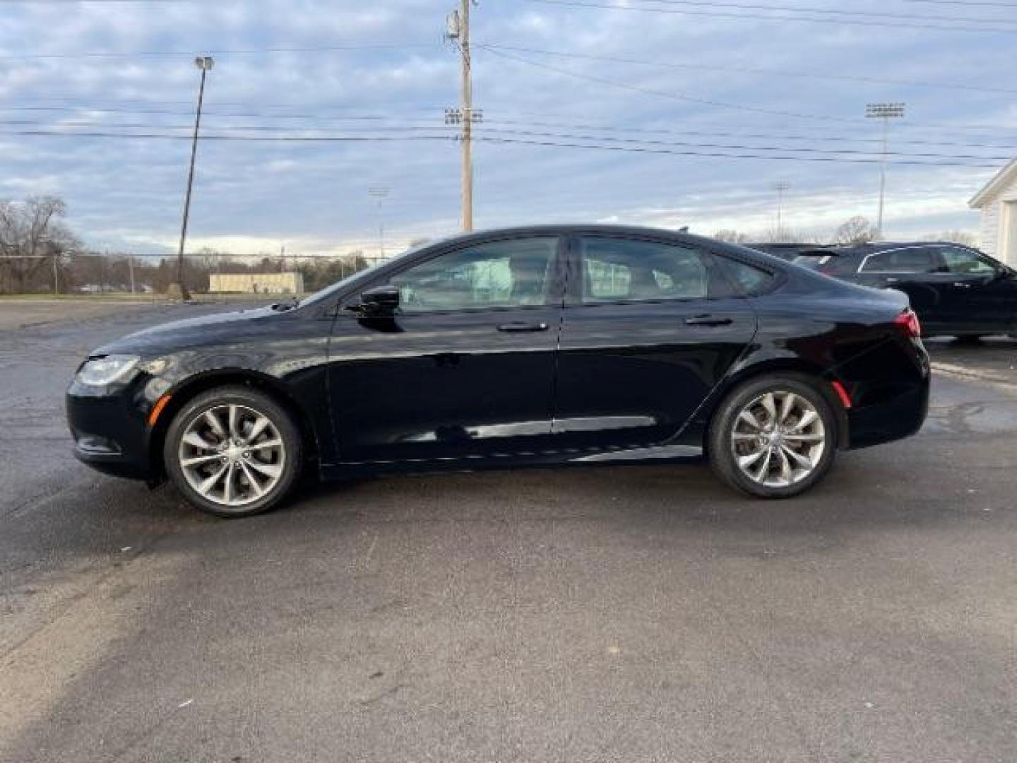 2015 Black Clearcoat Chrysler 200 S (1C3CCCBG7FN) with an 3.6L V6 DOHC 24V FFV engine, 9-Speed Automatic transmission, located at 1184 Kauffman Ave, Fairborn, OH, 45324, (937) 908-9800, 39.807072, -84.030914 - Photo#2