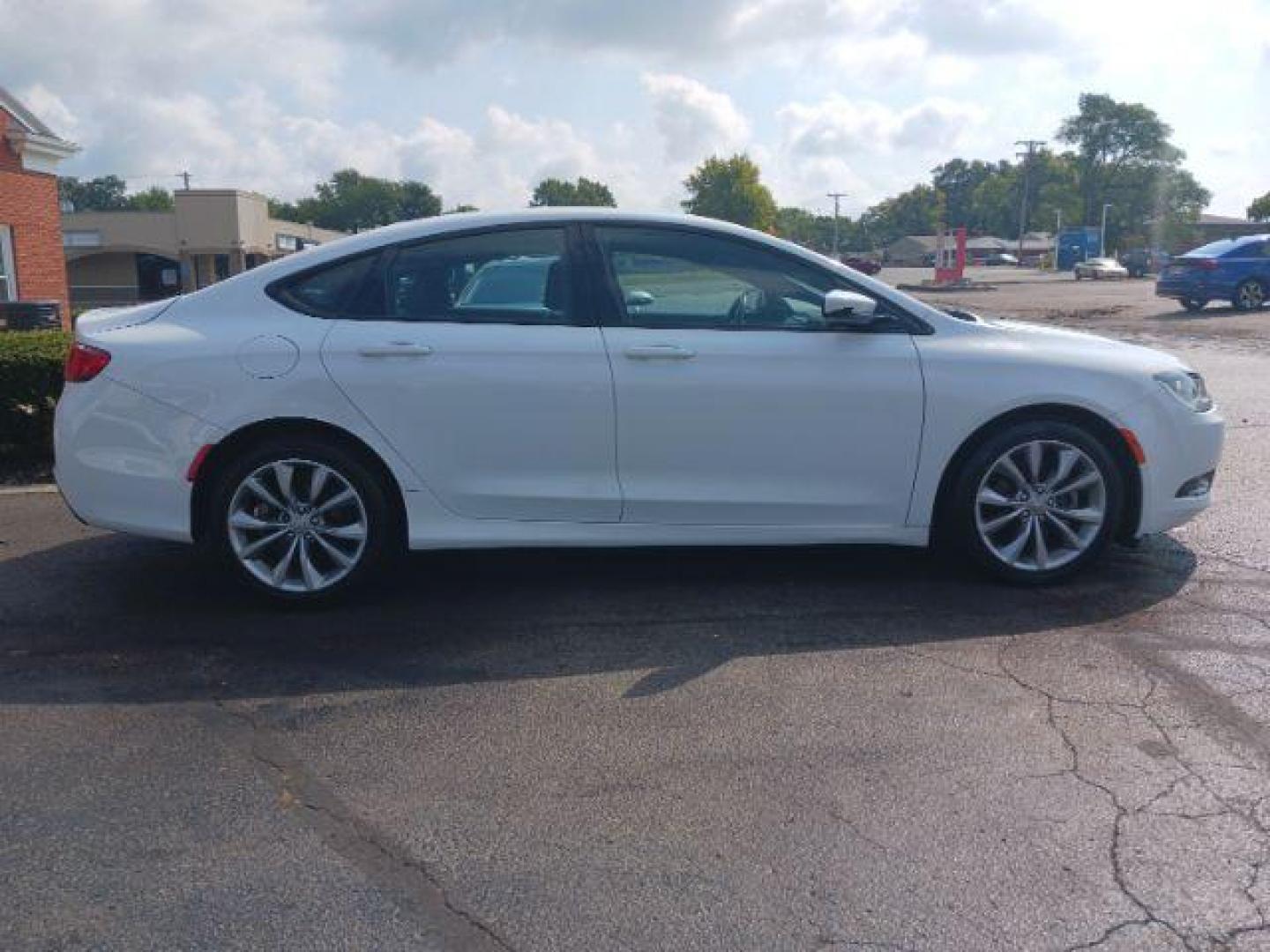 2015 Lunar White Tri-Coat Chrysler 200 S (1C3CCCBB5FN) with an 2.4L L4 DOHC 16V engine, 9-Speed Automatic transmission, located at 1230 East Main St, Xenia, OH, 45385, (937) 908-9800, 39.688026, -83.910172 - Photo#4